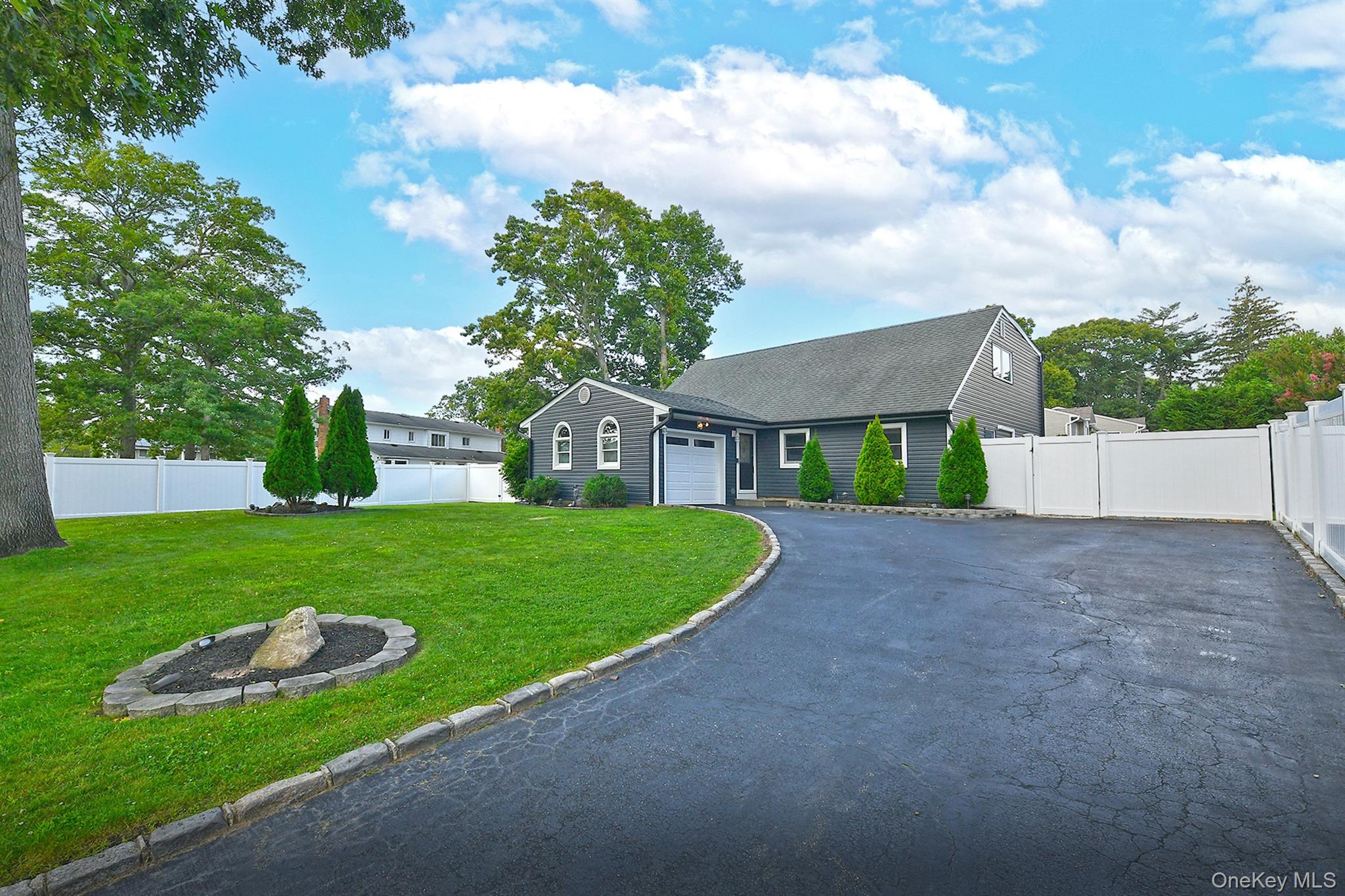 4th image of 25 Rosanne Ct, Smithtown, NY 11767 | MLS# 1029903