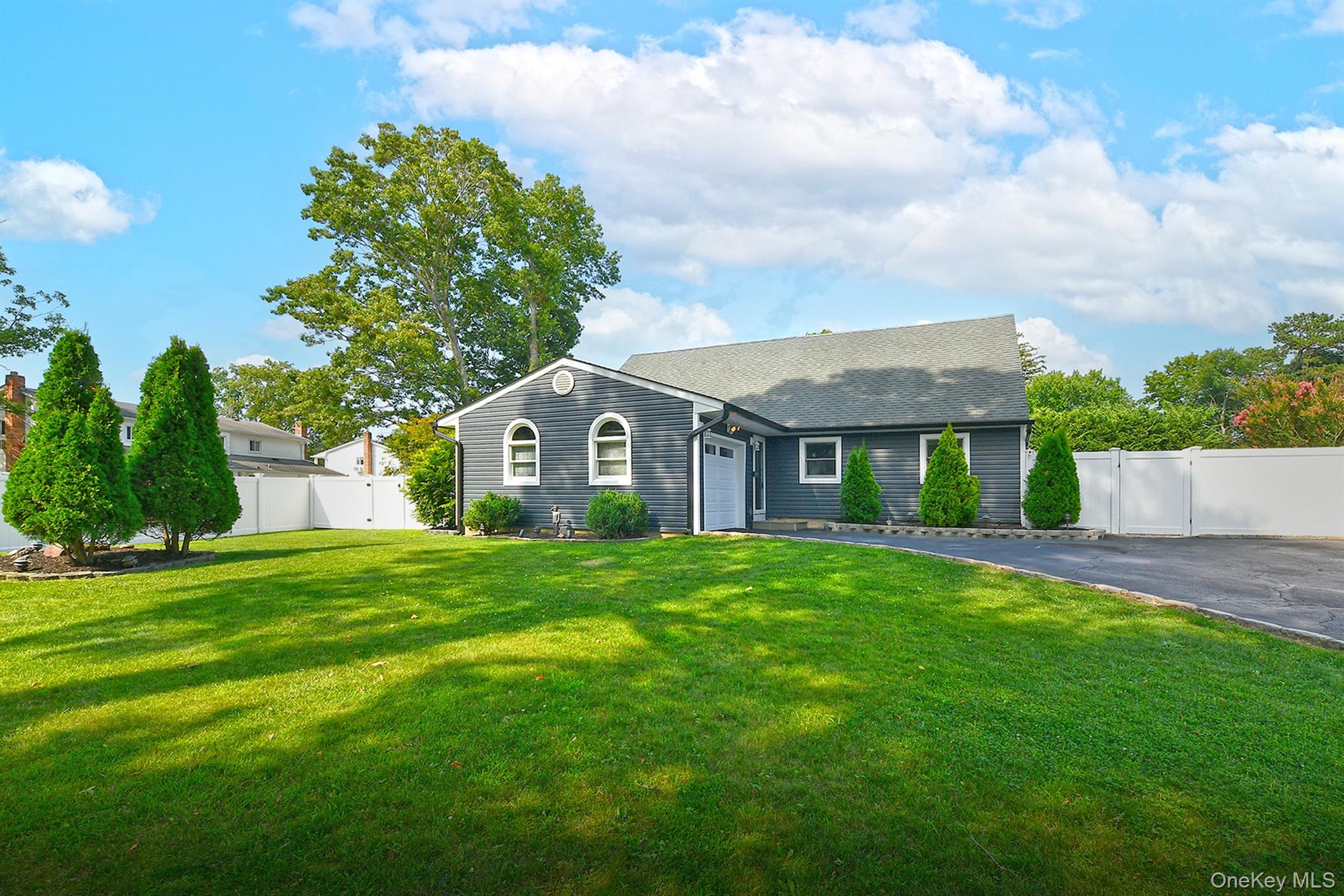 3rd image of 25 Rosanne Ct, Smithtown, NY 11767 | MLS# 1029903