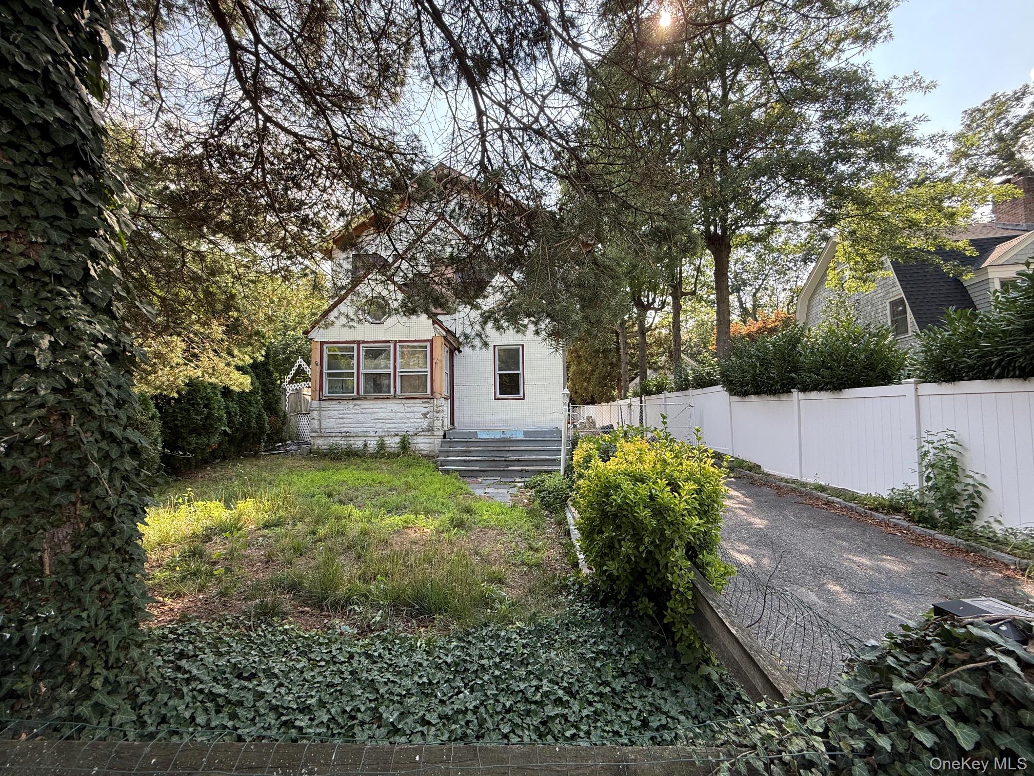 3rd image of 1014 Washington Dr, Huntington, NY 11721 | MLS# 1030104