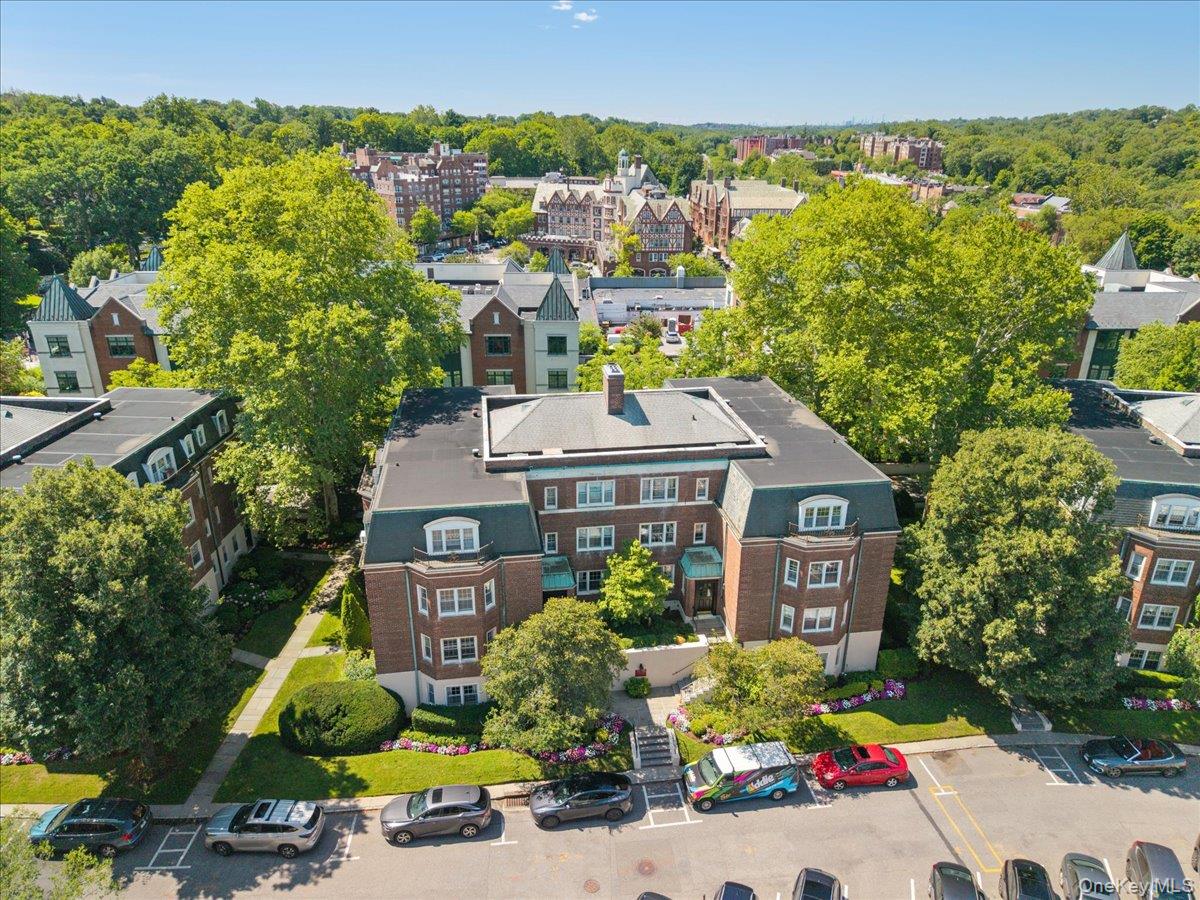 2nd image of 7 Chateaux Cir, Scarsdale, NY 10583