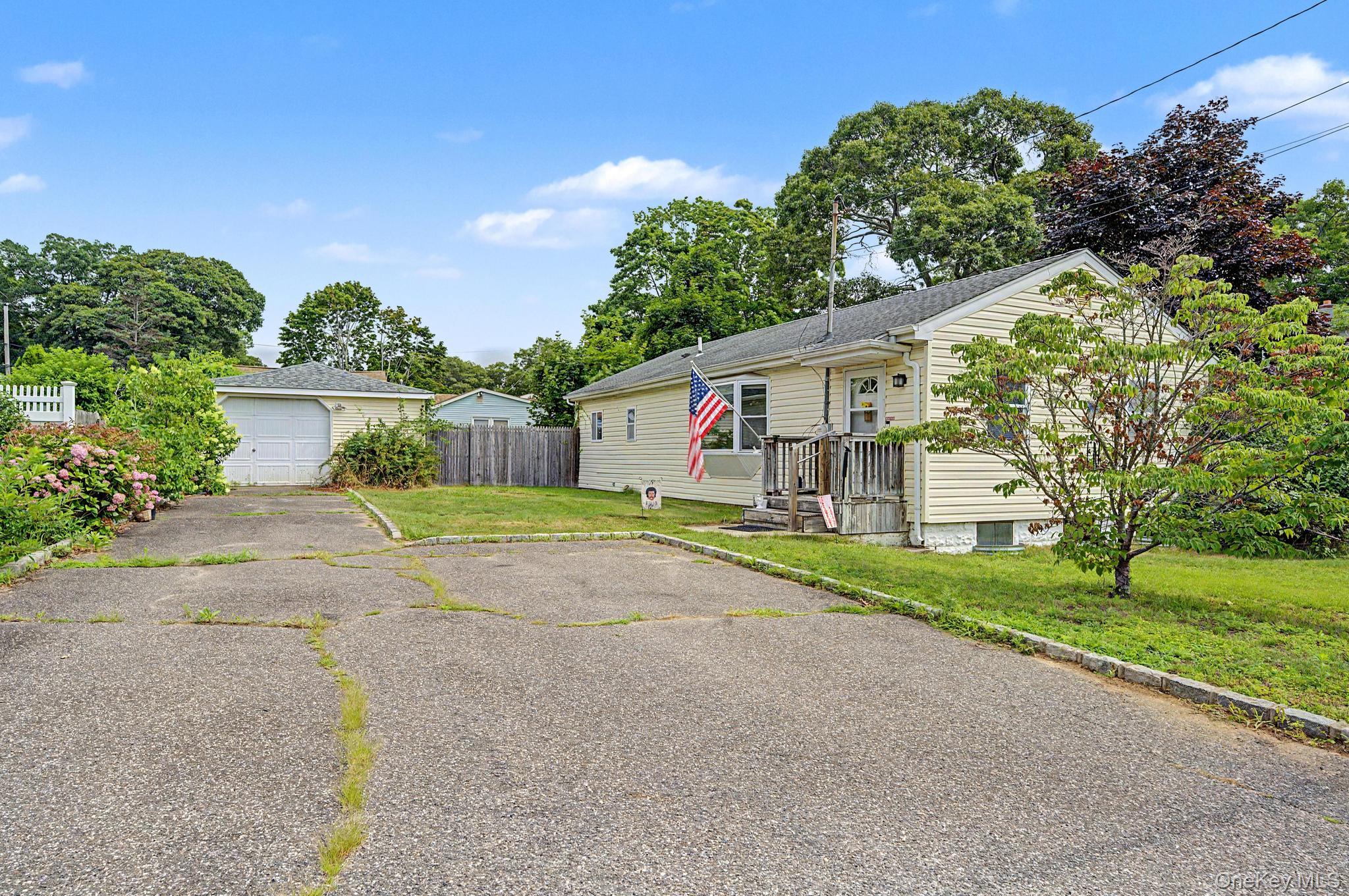 4th image of 257 Elizabeth Ave, Islip, NY 11741 | MLS# 1030202