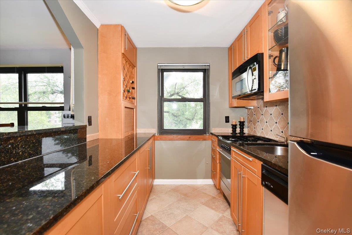 5th image of 1 Terrace Cir #3-F, North Hempstead, NY 11021 | MLS# 1030252