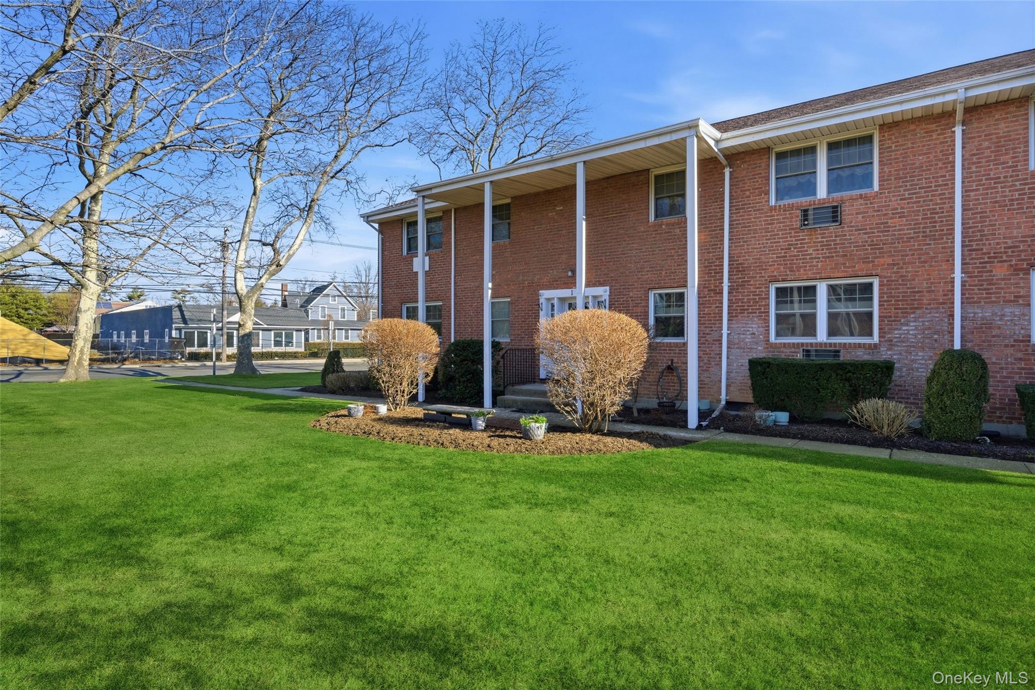 3rd image of 297 Merrick Rd, Babylon, NY 11701