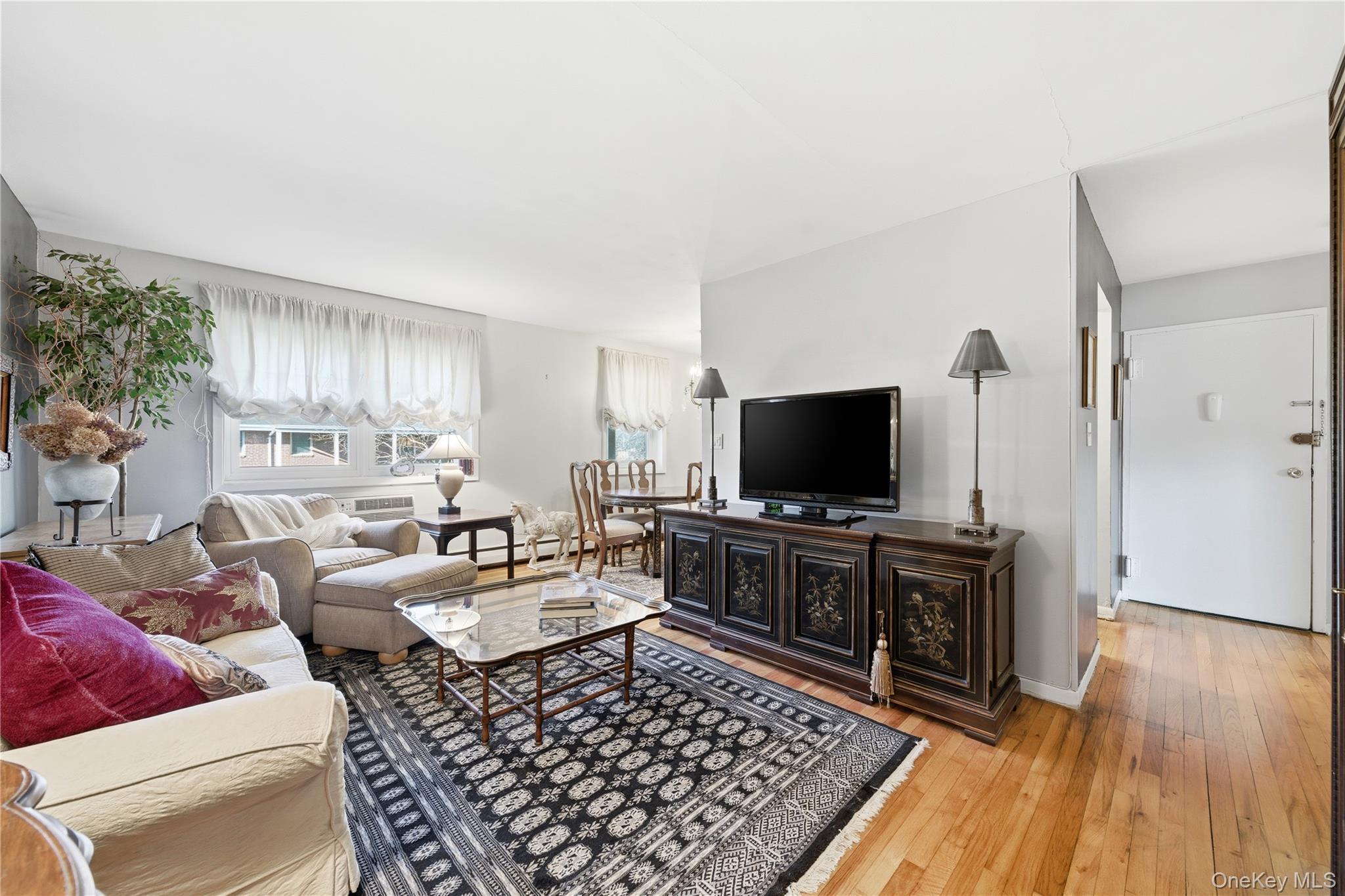 5th image of 297 Merrick Rd, Babylon, NY 11701