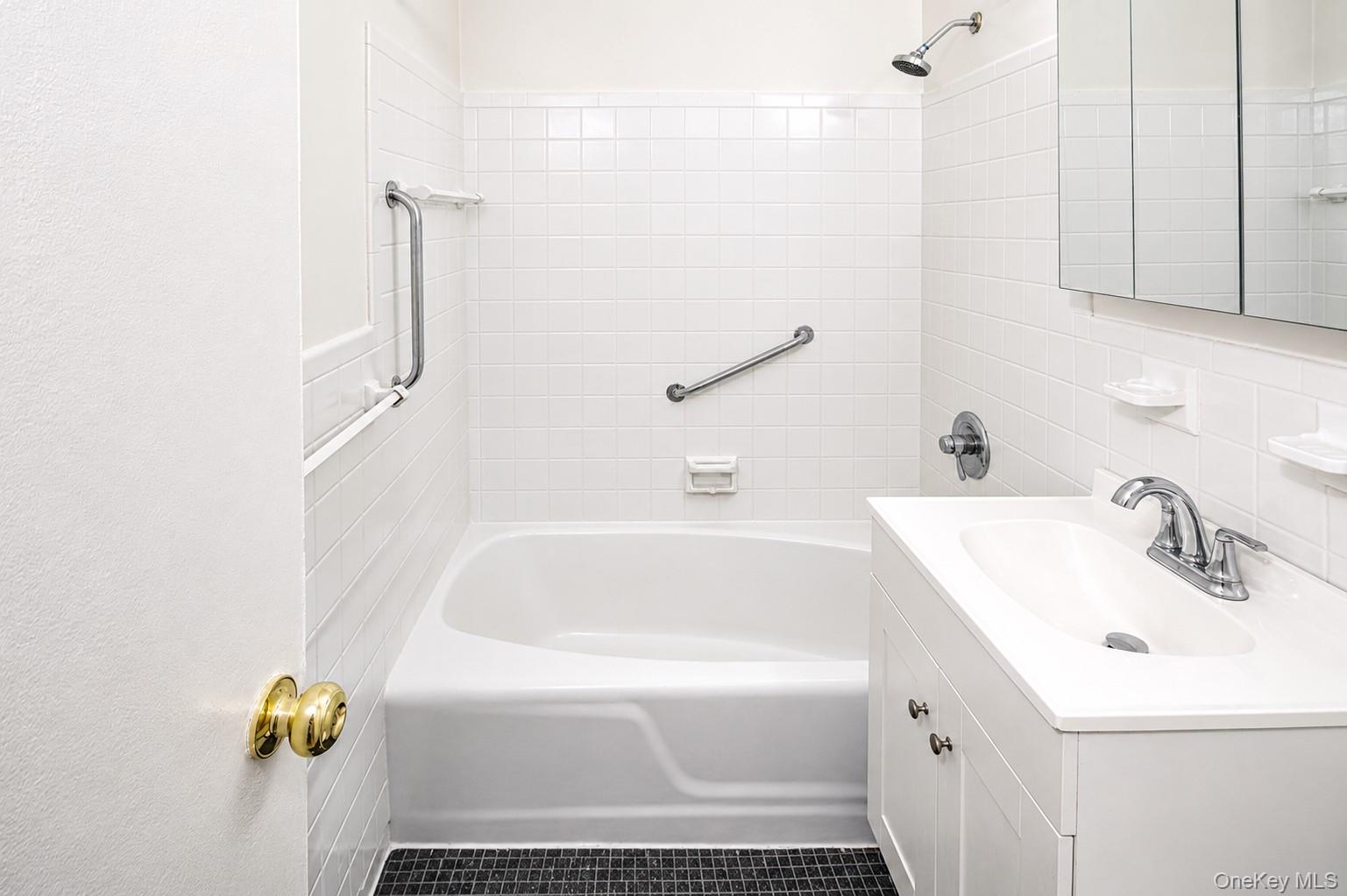 2nd image of 636 N Ter Ave, Mount Vernon, NY 10552