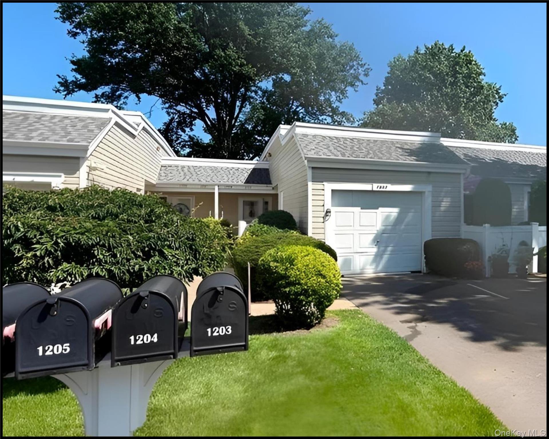4th image of 1203 Cabot Ct, Smithtown, NY 11780 | MLS# 1030363