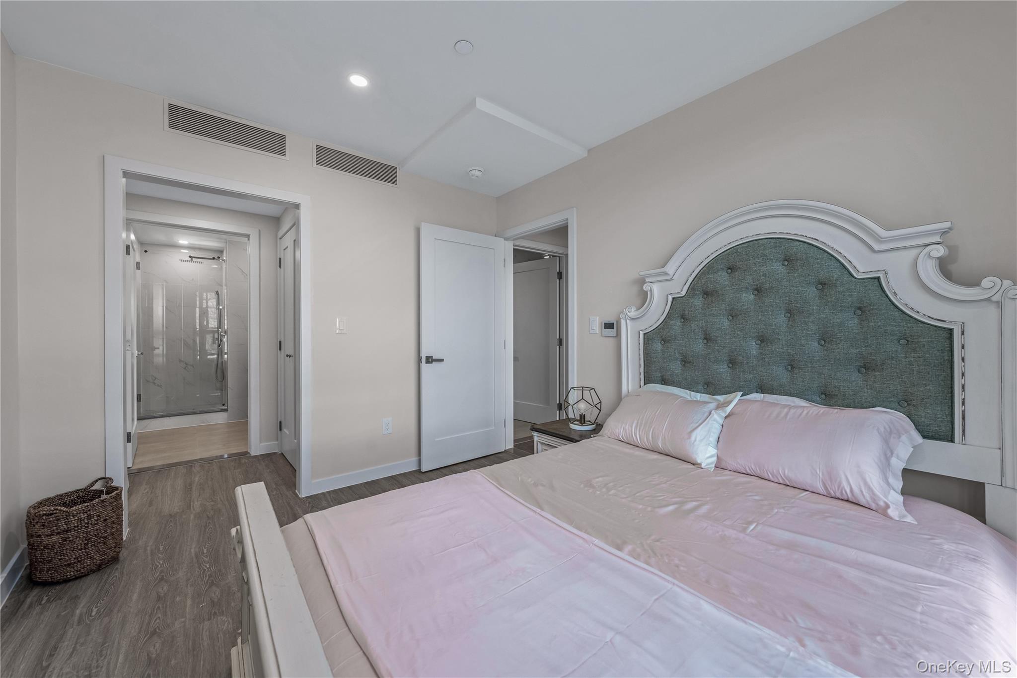 4th image of 43-30 52 Nd St, New York, NY 11377