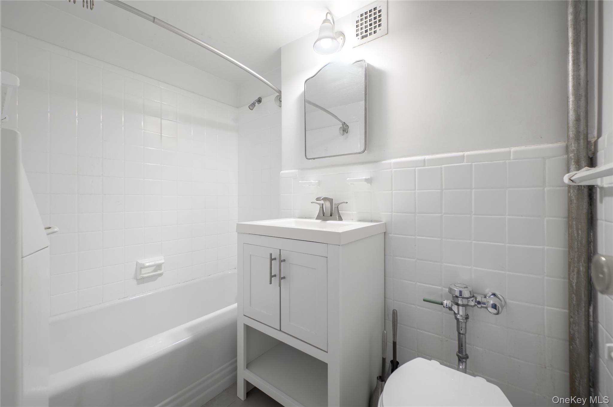 4th image of 35-31 85Th St, New York, NY 11372
