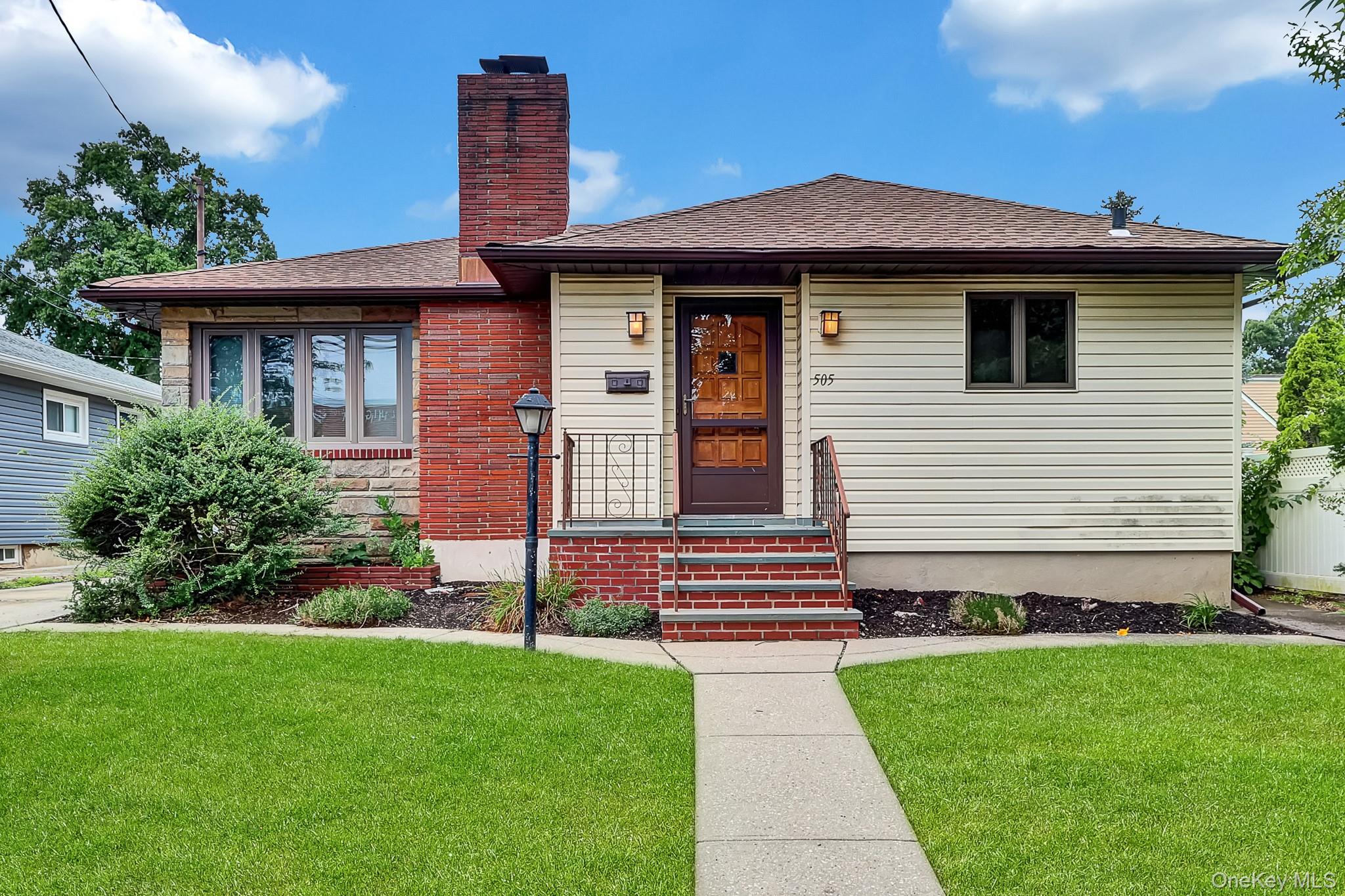 1st image of 505 Leonard Blvd, North Hempstead, NY 11040 | MLS# 1031021