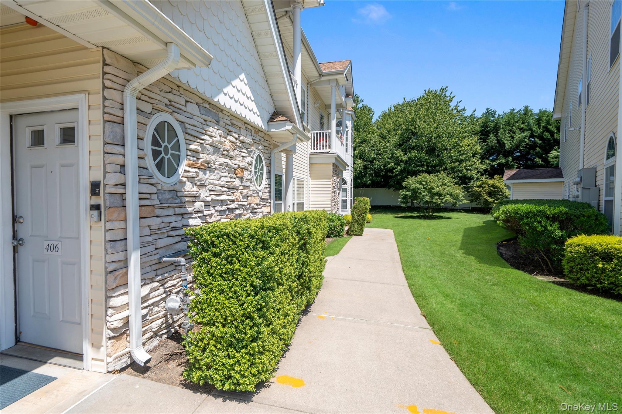 3rd image of 406 Narragansett Villas Dr, Babylon, NY 11757 | MLS# 1031042