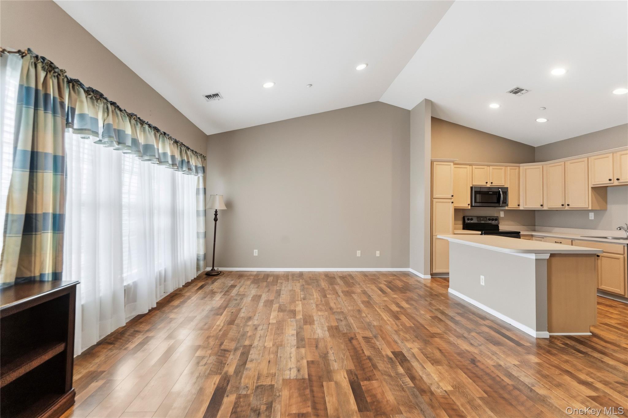 5th image of 406 Narragansett Villas Dr, Babylon, NY 11757 | MLS# 1031042
