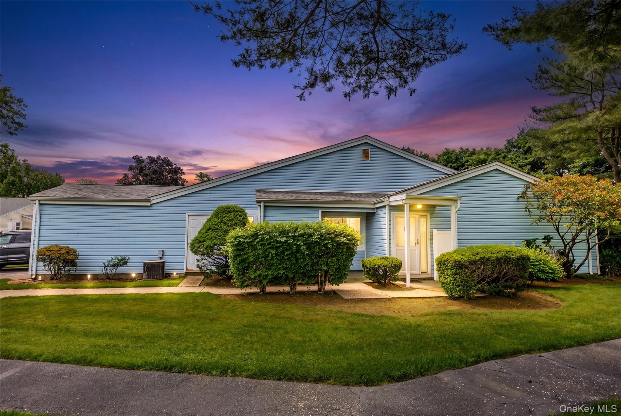 3rd image of 302 Bentley Ct W, Smithtown, NY 11780 | MLS# 1031076