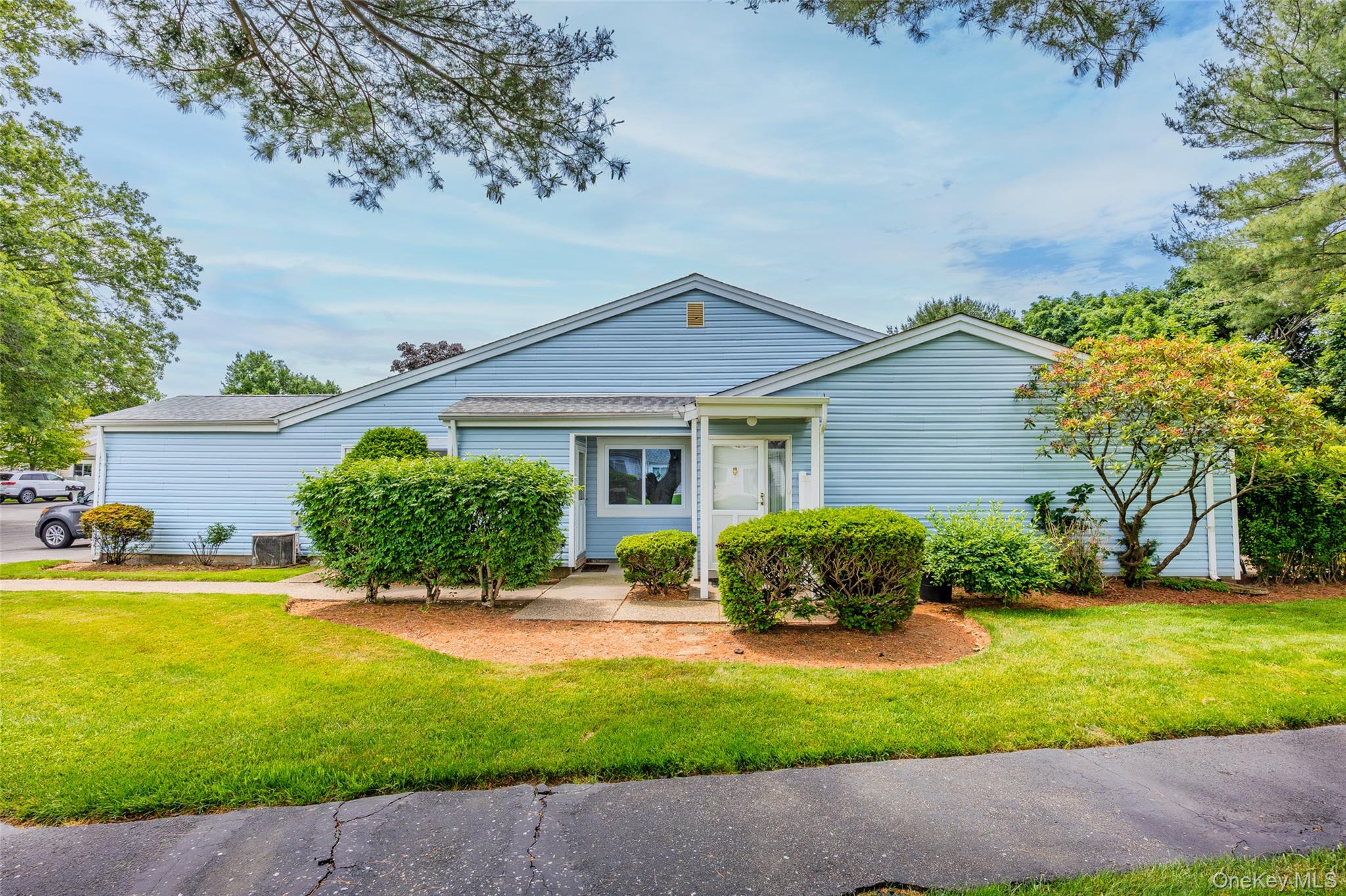5th image of 302 Bentley Ct W, Smithtown, NY 11780 | MLS# 1031076