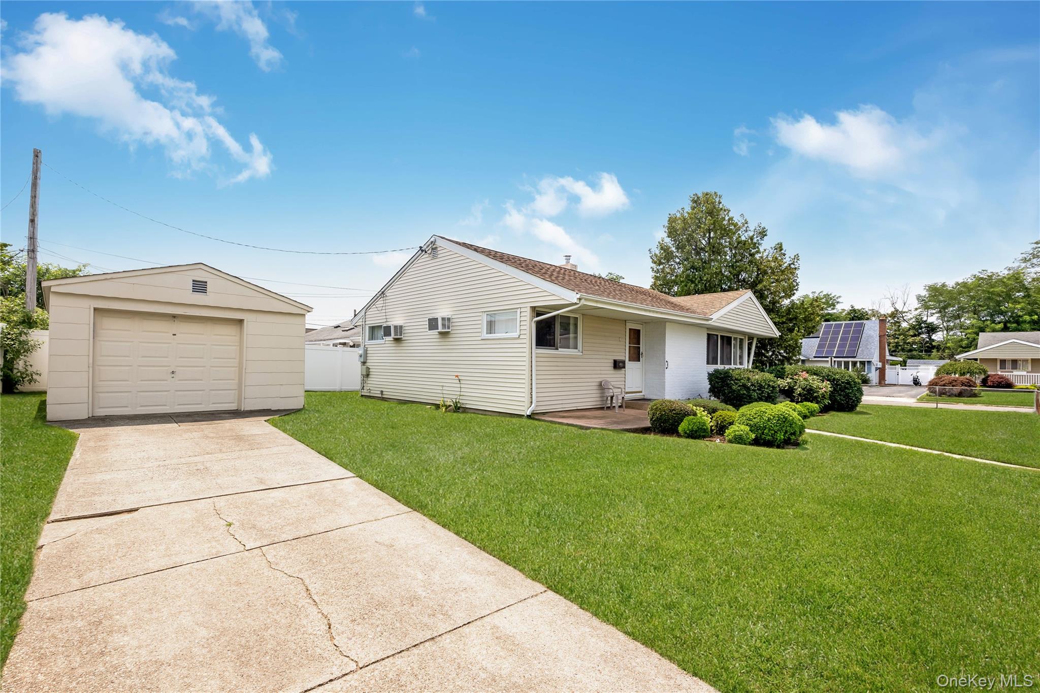 3rd image of 2 Mozart Ln, Oyster Bay, NY 11714 | MLS# 1031218