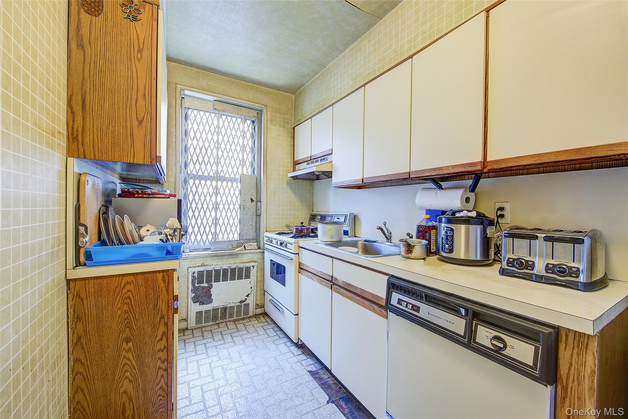 4th image of 37-27 86Th St, New York, NY 11372