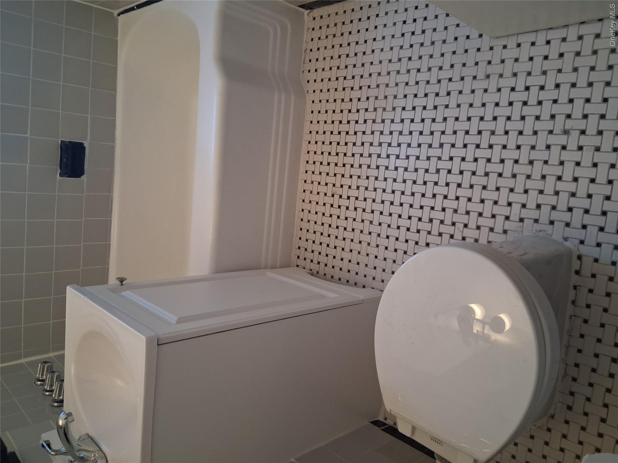 2nd image of 2235 Cruger Ave, New York, NY 10467