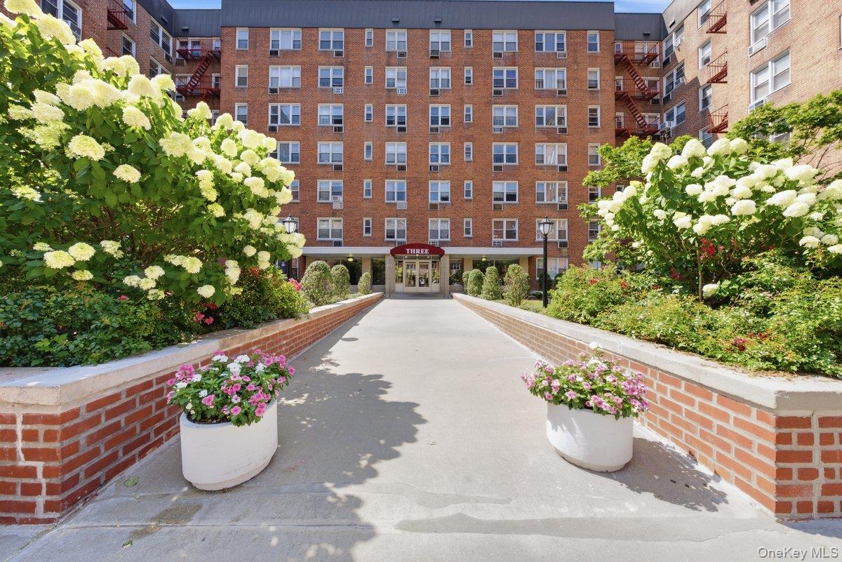 4th image of 3 Sadore Ln, Yonkers, NY 10701