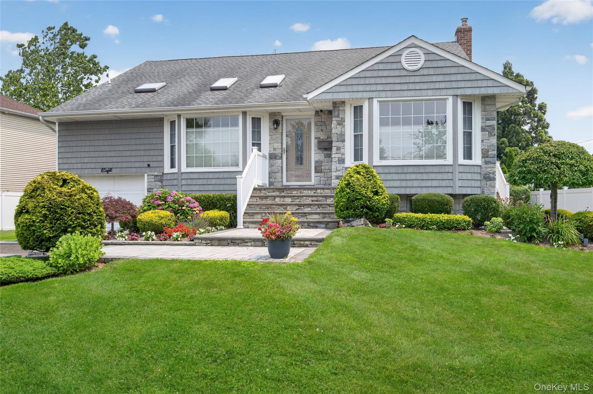 3rd image of 8 Yates Ln, Oyster Bay, NY 11753 | MLS# 1031767