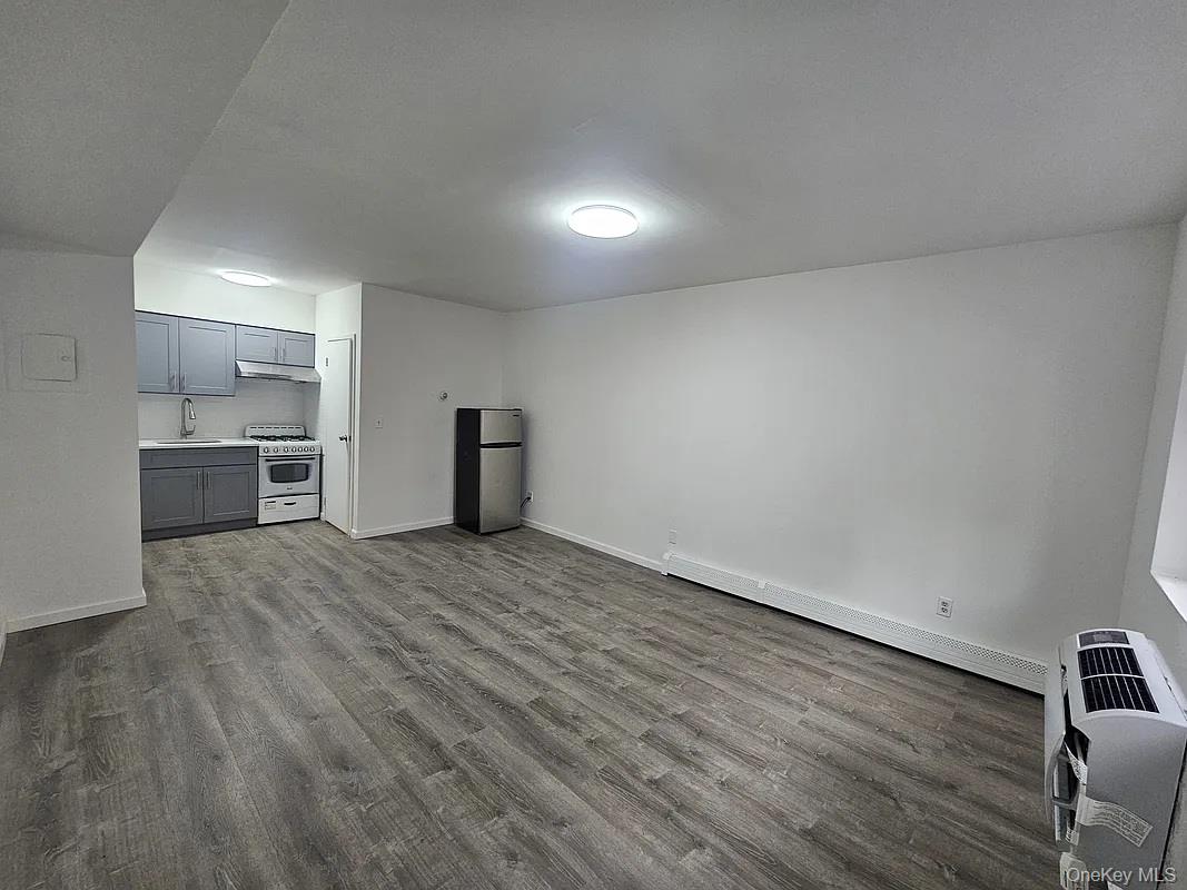 3rd image of 5861 44th Ave, New York, NY 11377