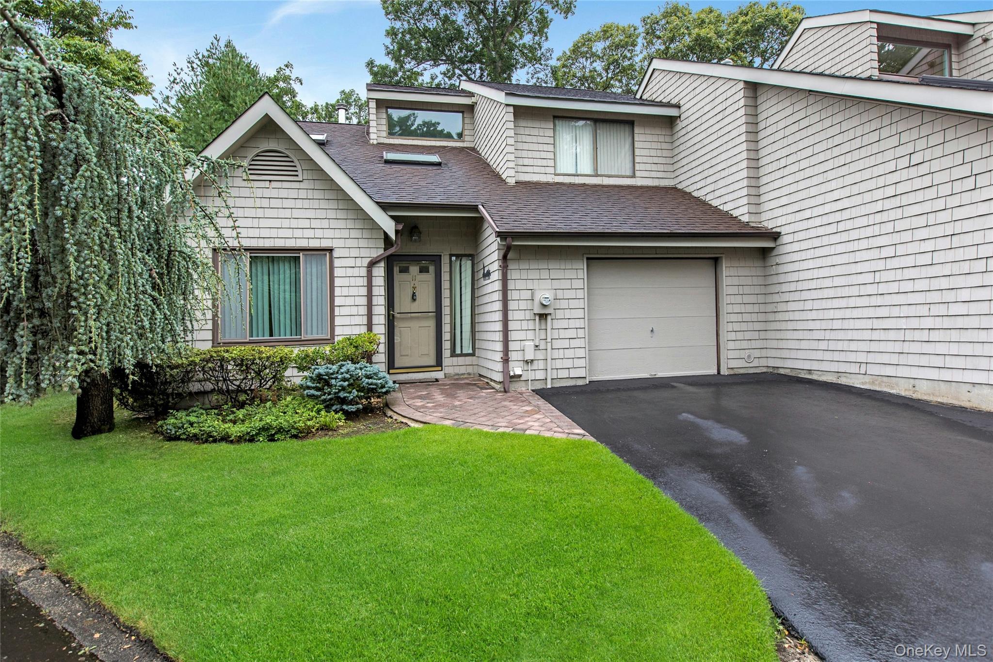 2nd image of 11 Rose Ct, Islip, NY 11730 | MLS# 1031943