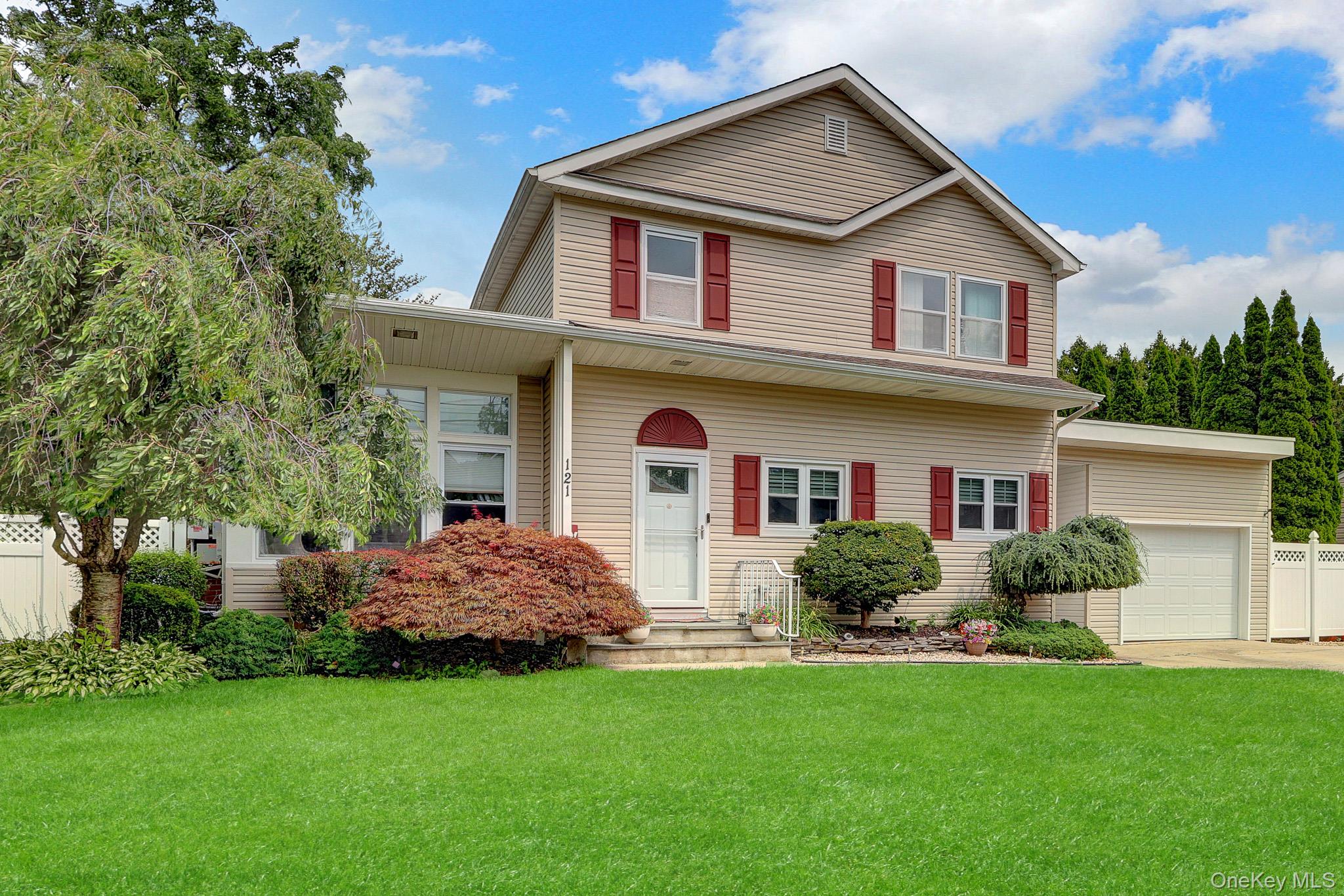 2nd image of 121 Wright Ave, Babylon, NY 11729 | MLS# 1032359