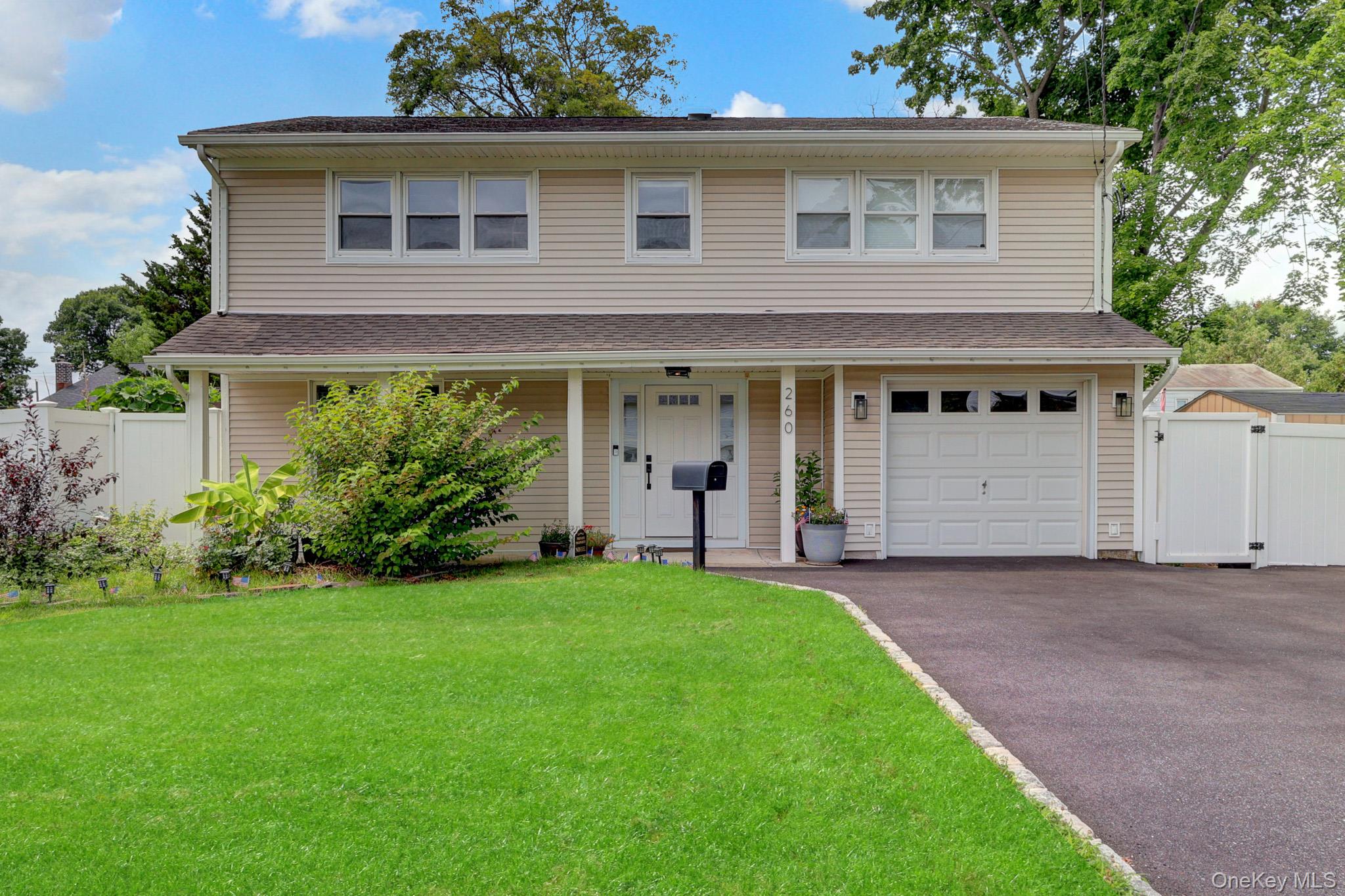 1st image of 260 W 12th St, Babylon, NY 11729 | MLS# 1032571