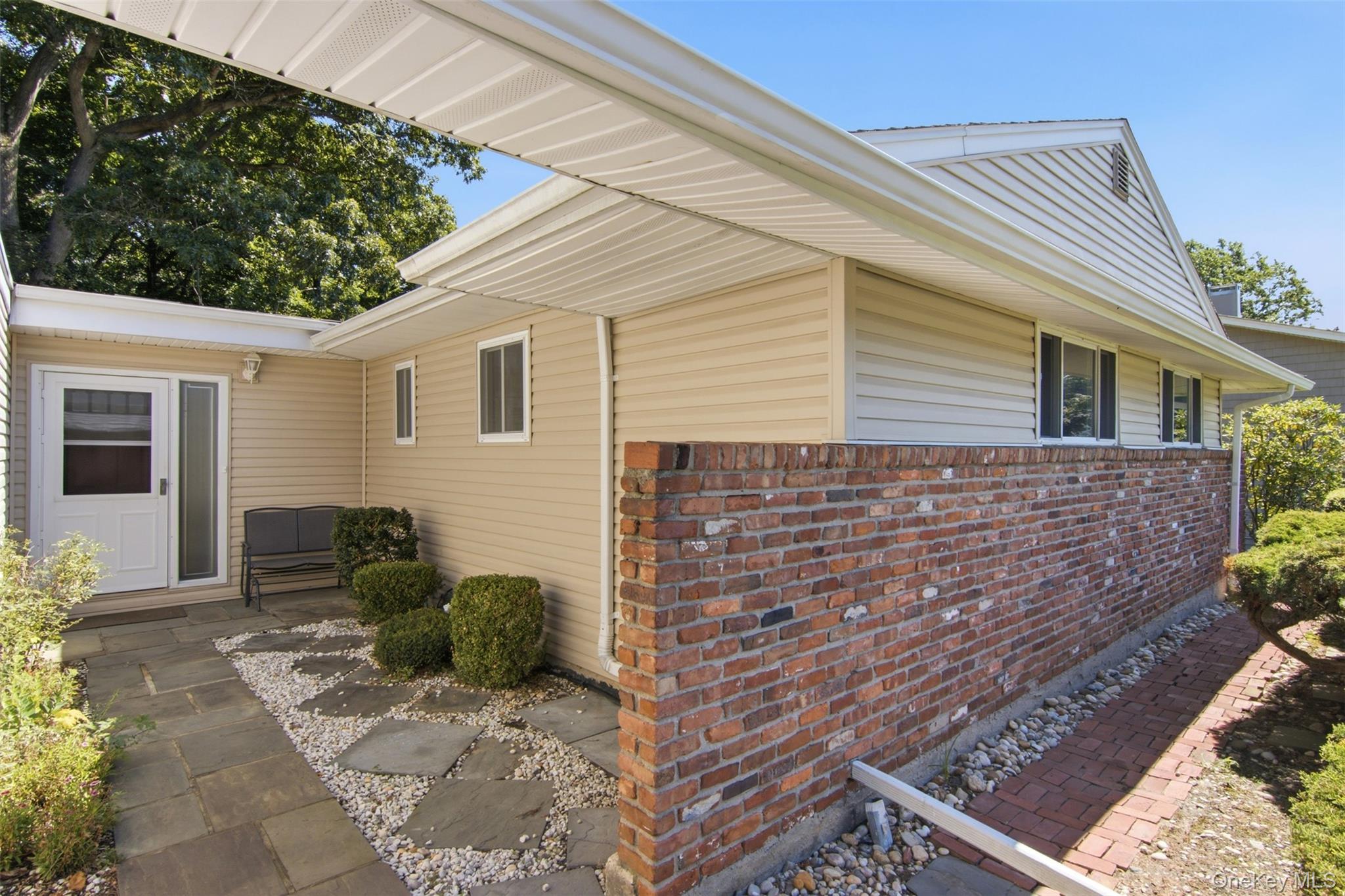 3rd image of 9 Bowman Ln, Smithtown, NY 11754 | MLS# 1032953