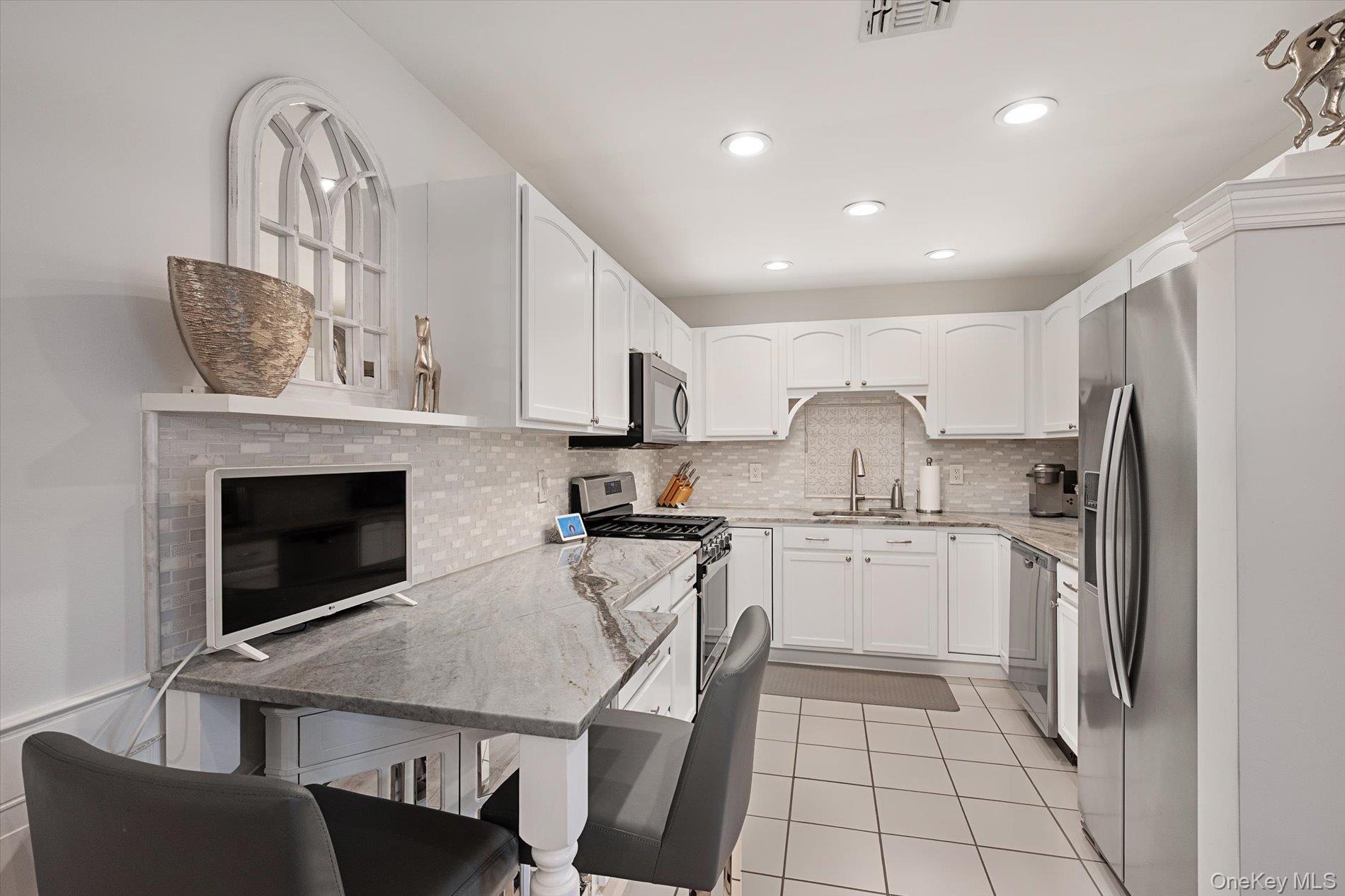 3rd image of 1116 Savoy Dr, Huntington, NY 11747 | MLS# 1033034
