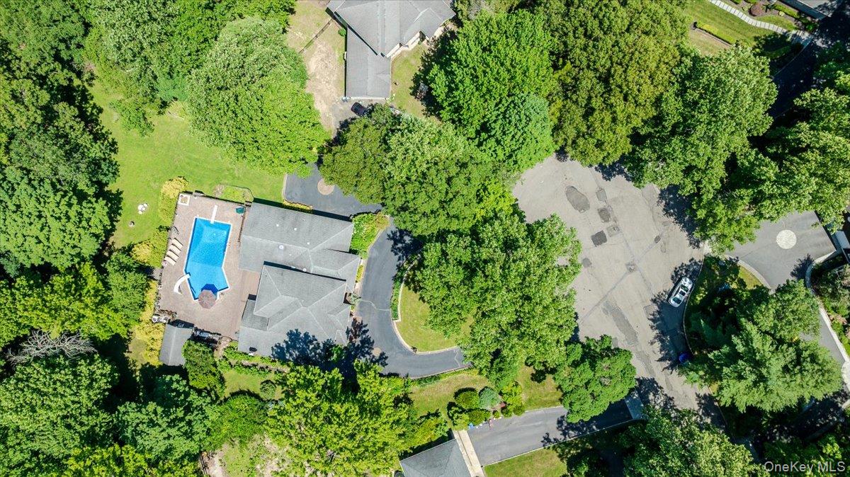 3rd image of 5 Jacquelyn Ct, Huntington, NY 11746 | MLS# 1033127