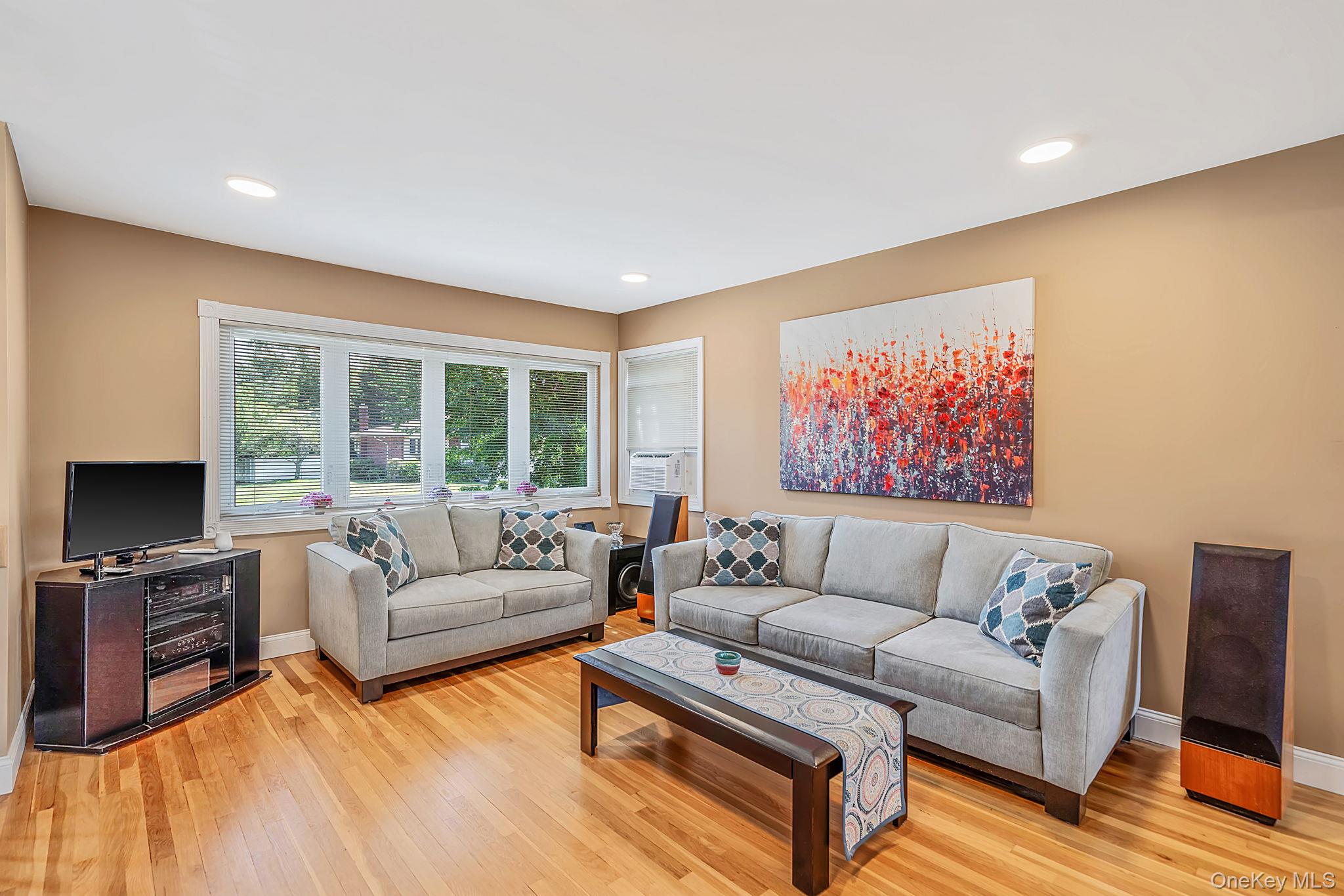 3rd image of 18 Brocton Ln, Smithtown, NY 11754 | MLS# 1033237