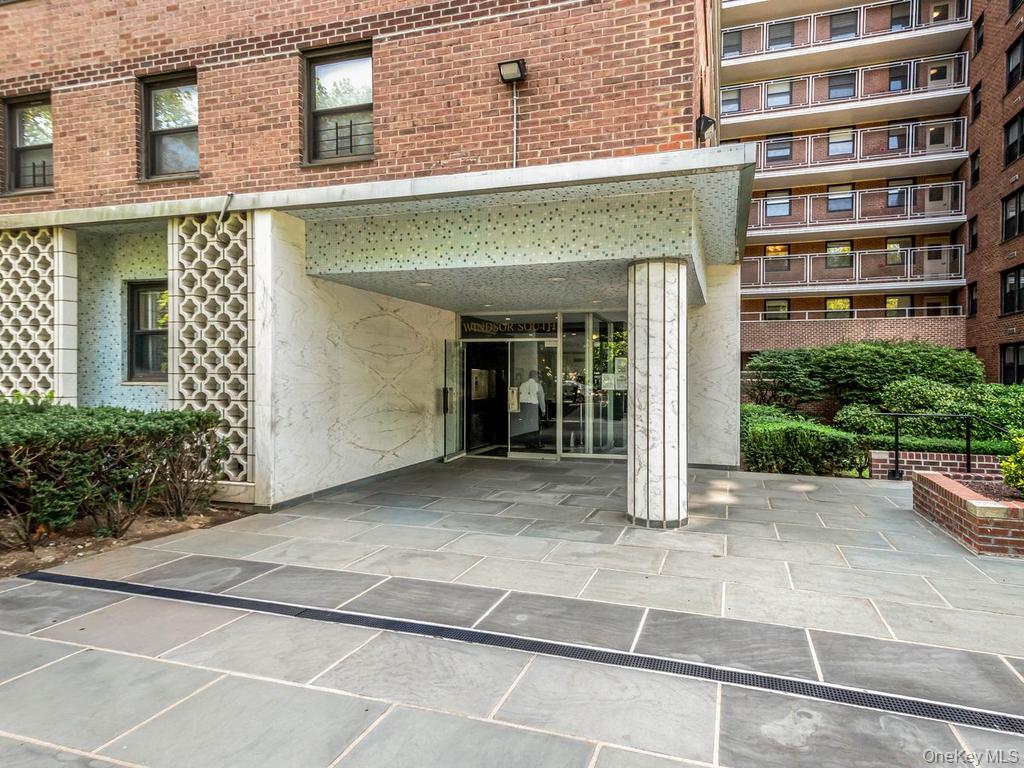 2nd image of 4705 Henry Hudson Pkwy W, New York, NY 10471