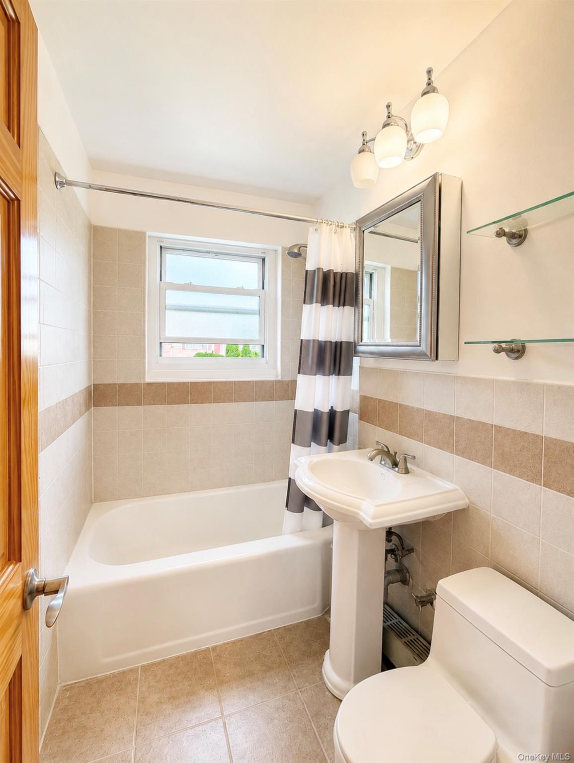 2nd image of 15048 Melbourne Ave, New York, NY 11367