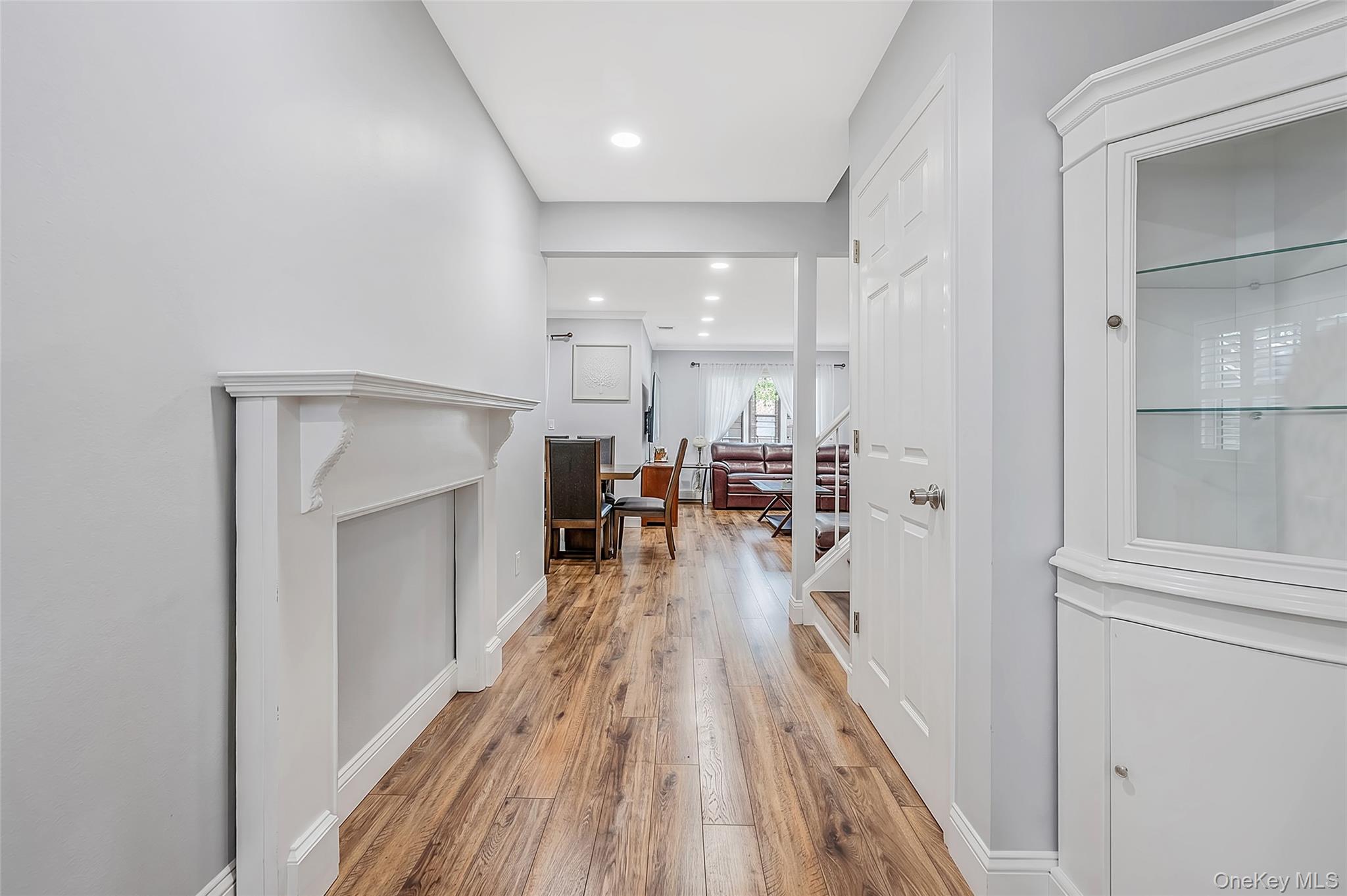 3rd image of 5 Jeremy Cir, Smithtown, NY 11767 | MLS# 1033652