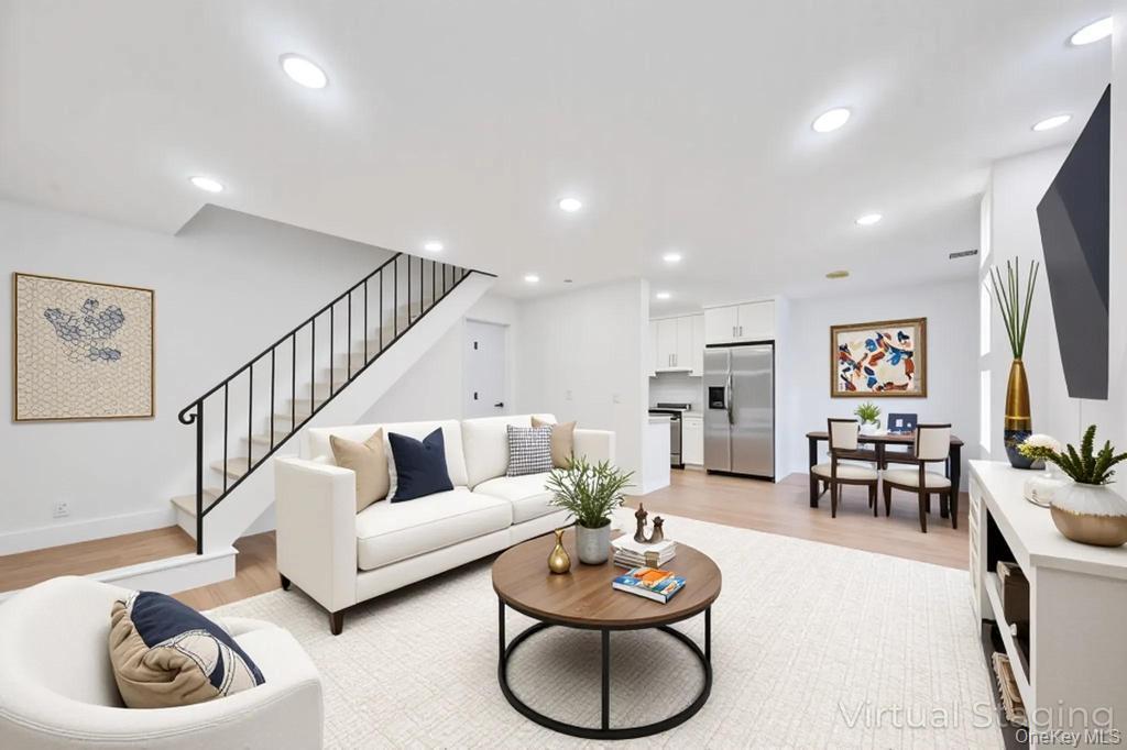 5th image of 6 Amesworth Ct, Brookhaven, NY 11953