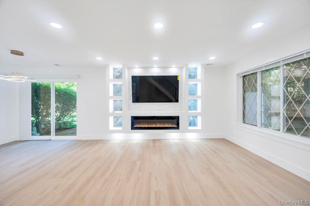 3rd image of 6 Amesworth Ct, Brookhaven, NY 11953