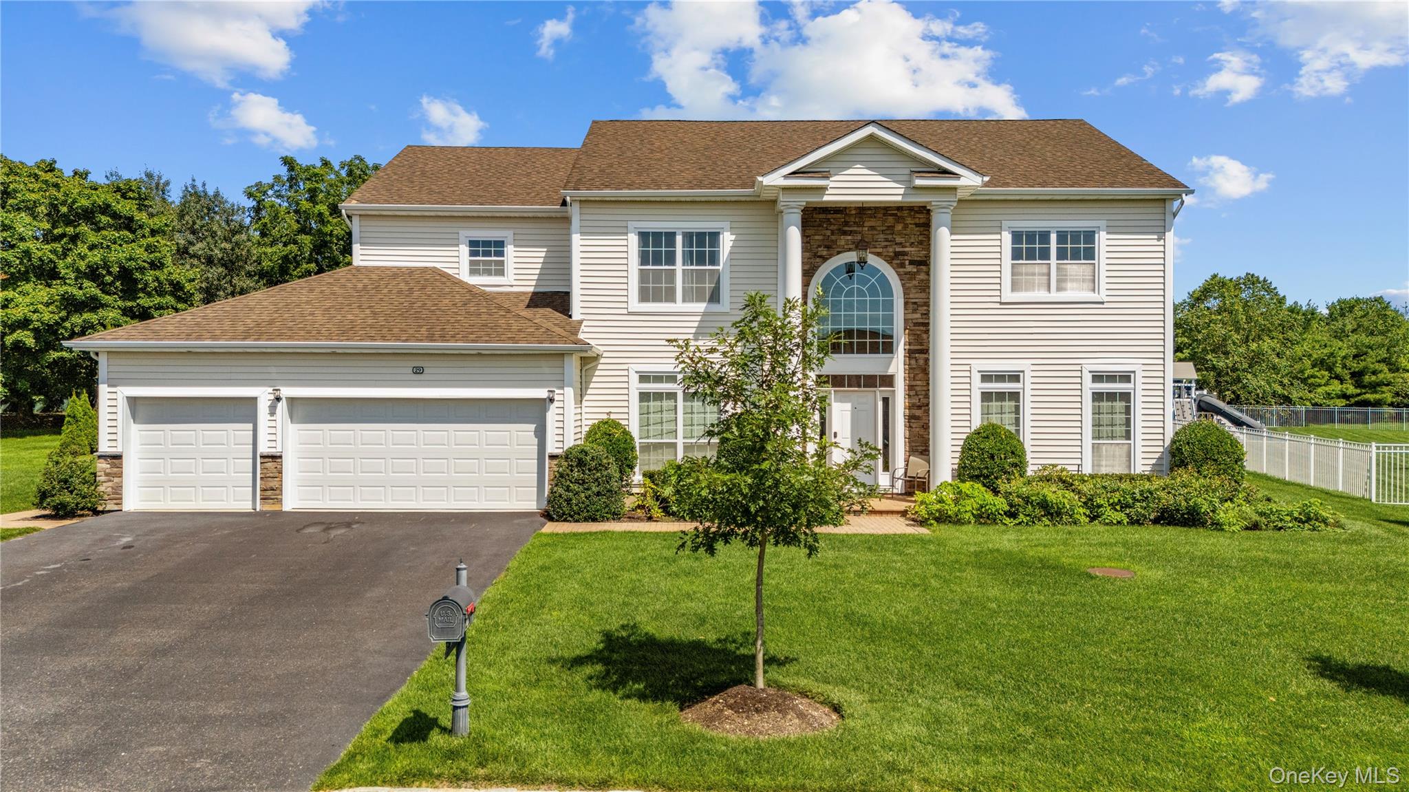 2nd image of 29 Hamlet Woods Dr, Smithtown, NY 11780 | MLS# 1033980
