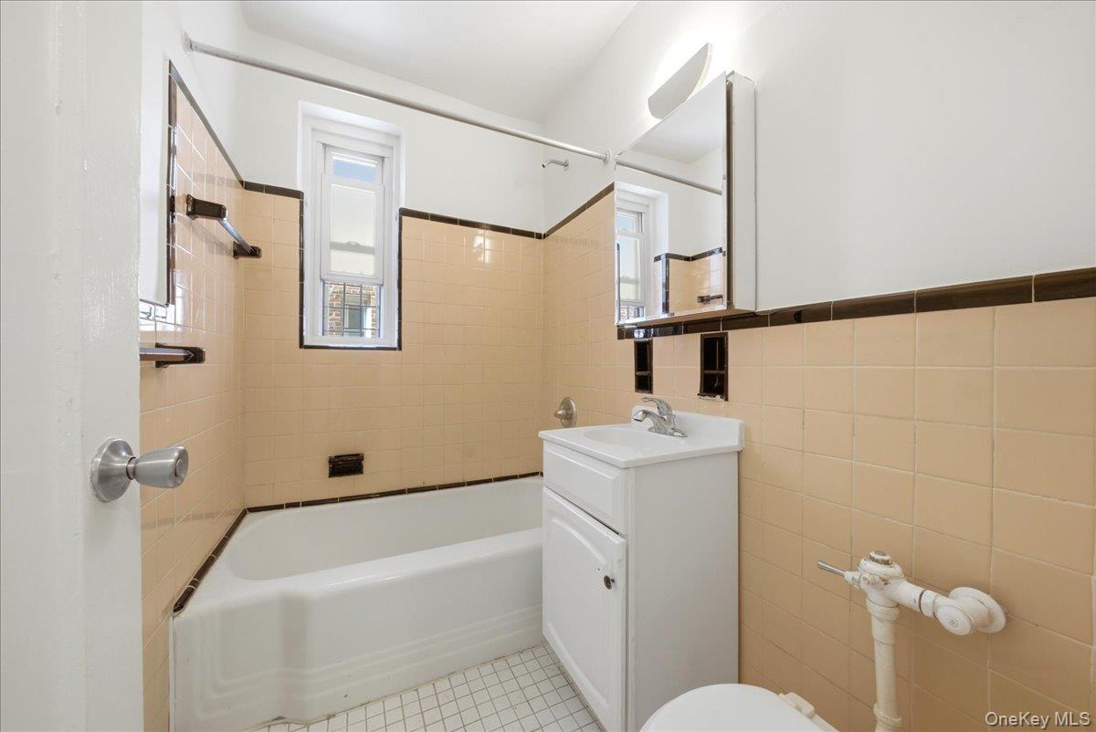 2nd image of 2080 Barnes Ave, New York, NY 10462