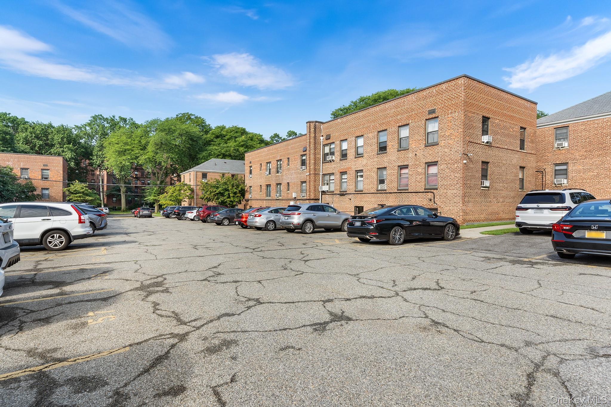 2nd image of 128 Richbell Rd, Mamaroneck, NY 10538
