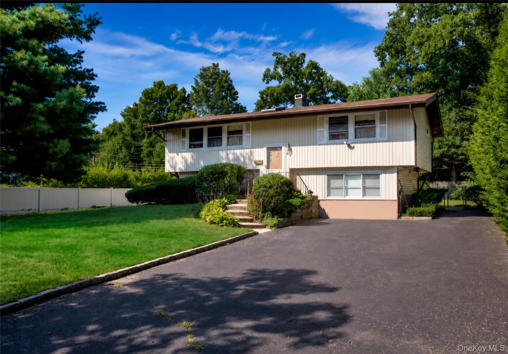 3rd image of 26 Deepdale Dr, Smithtown, NY 11725 | MLS# 1034399
