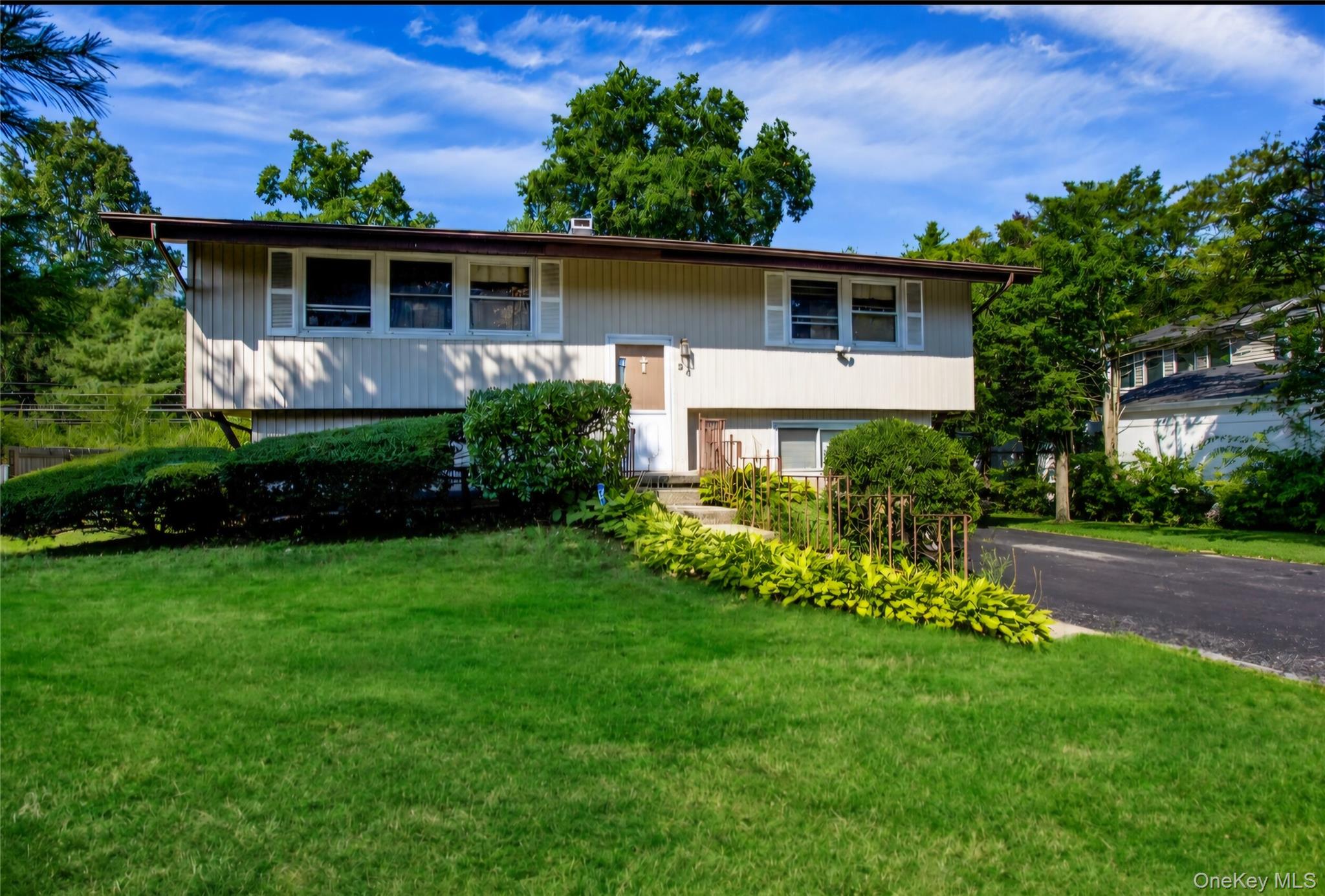 2nd image of 26 Deepdale Dr, Smithtown, NY 11725 | MLS# 1034399