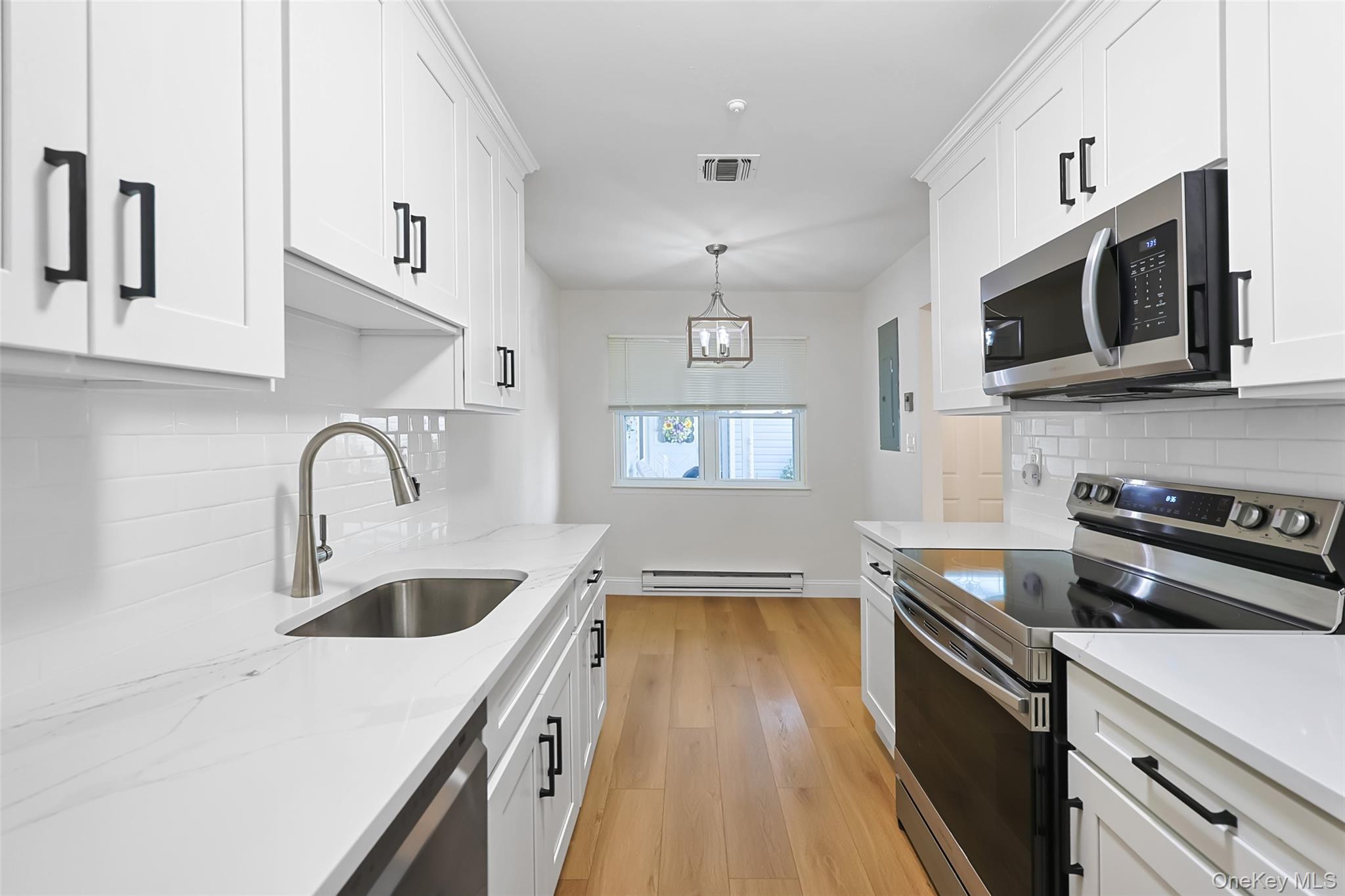 4th image of 708 W Cabot Ct, Smithtown, NY 11780