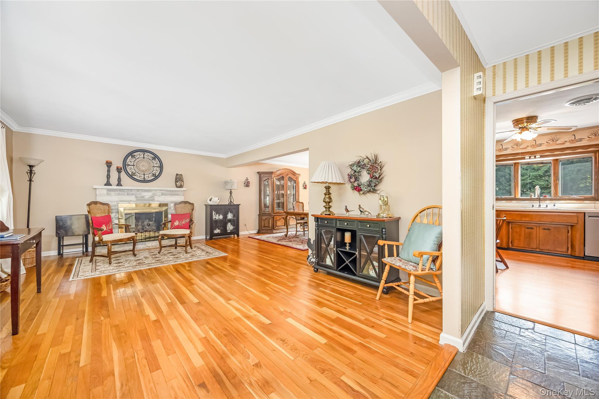 4th image of 4 Crinkle Ct, Huntington, NY 11768 | MLS# 1034513