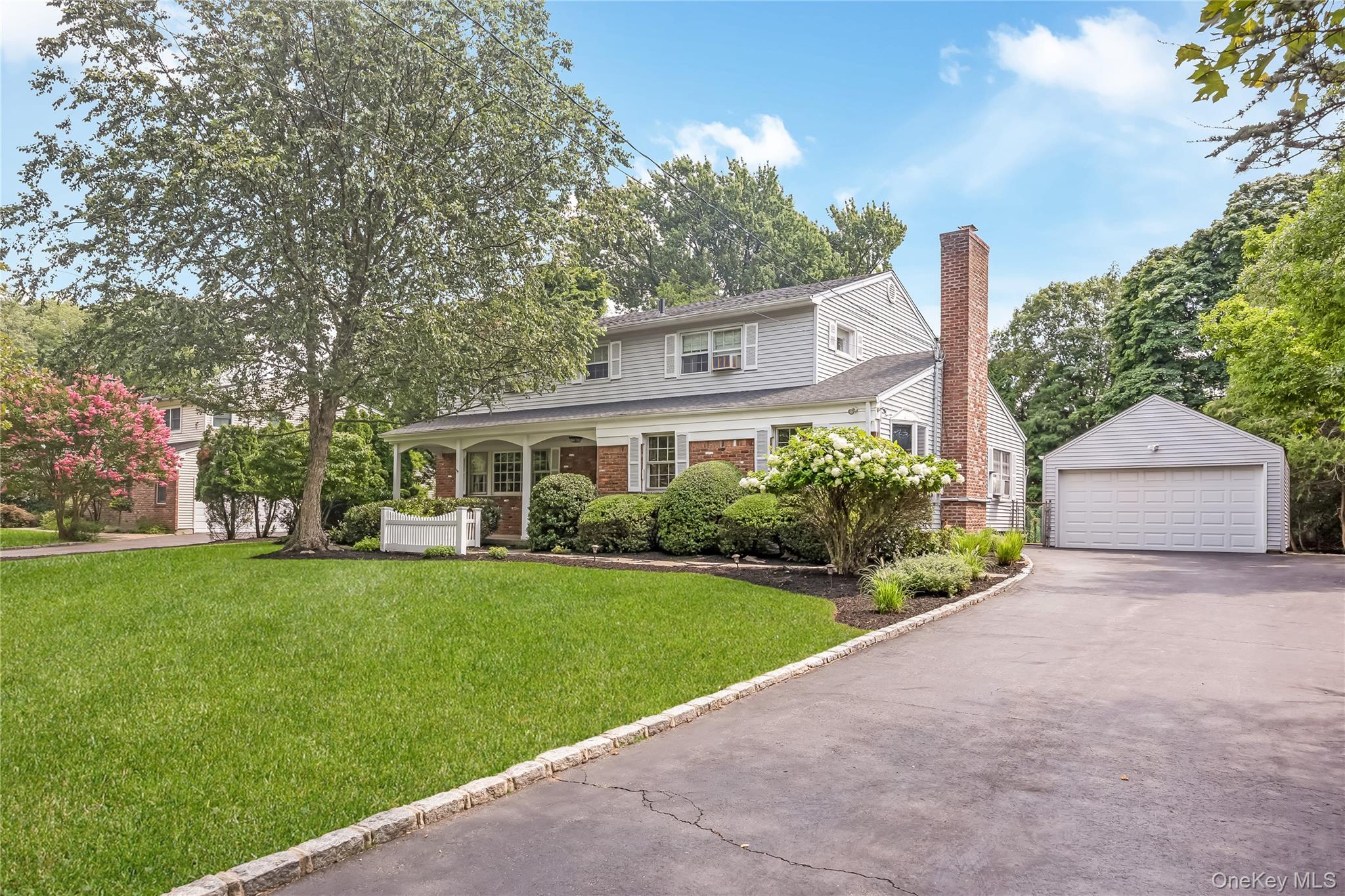 3rd image of 4 Crinkle Ct, Huntington, NY 11768 | MLS# 1034513
