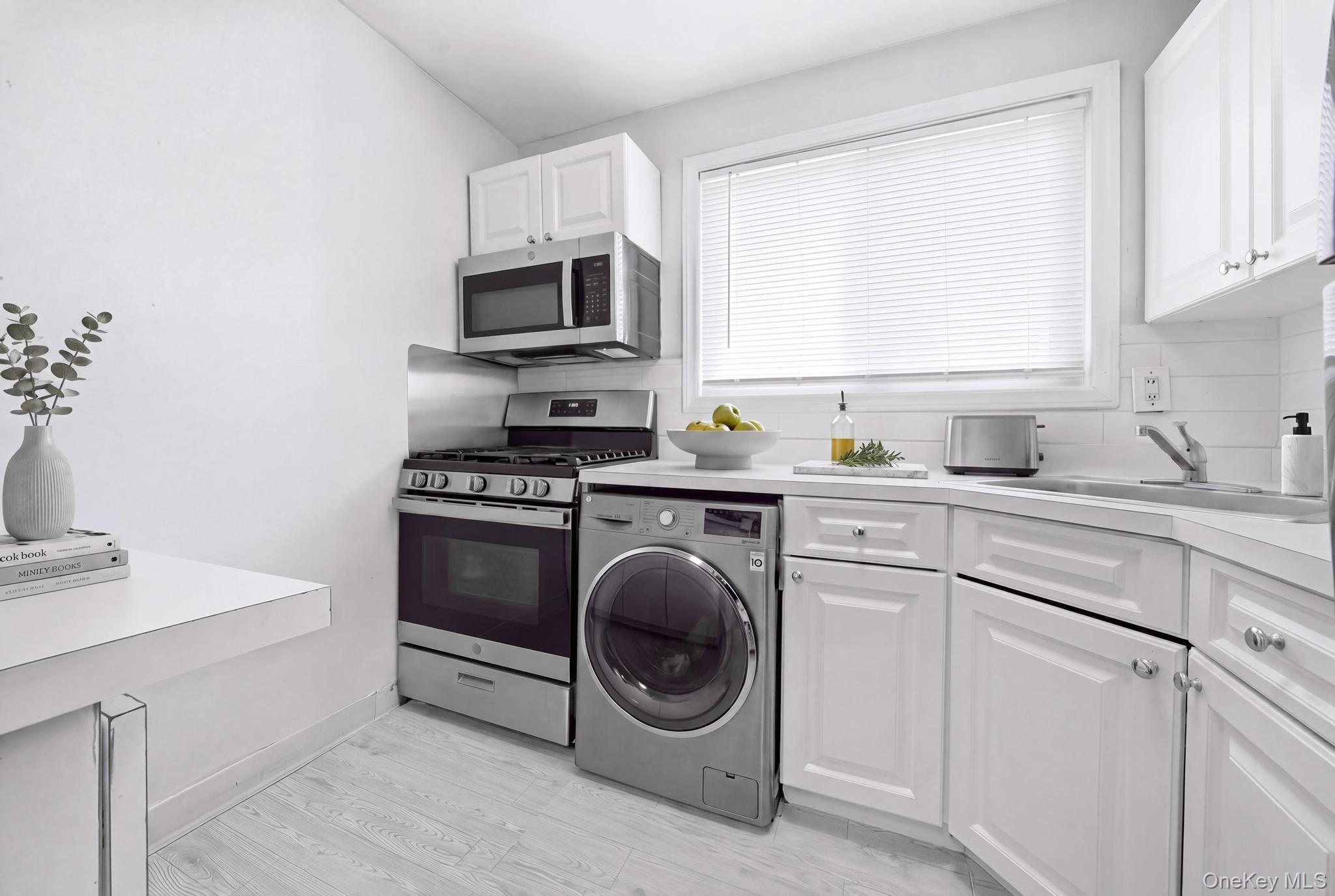 5th image of 985 Fenwood Dr, Hempstead, NY 11550