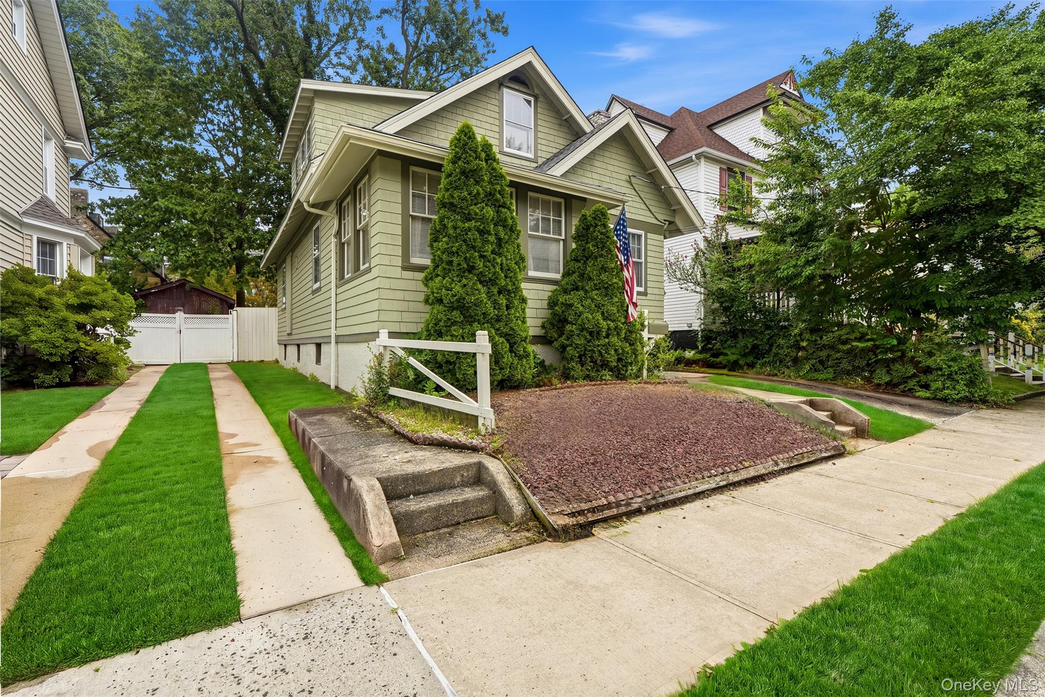 2nd image of 215 Demorest Ave, New York, NY 10314 | MLS# 1034610