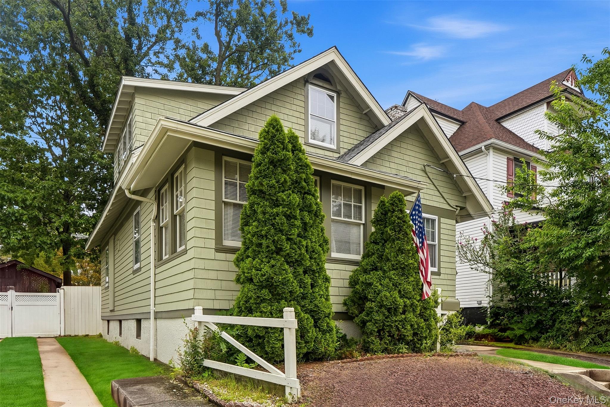 3rd image of 215 Demorest Ave, New York, NY 10314 | MLS# 1034610