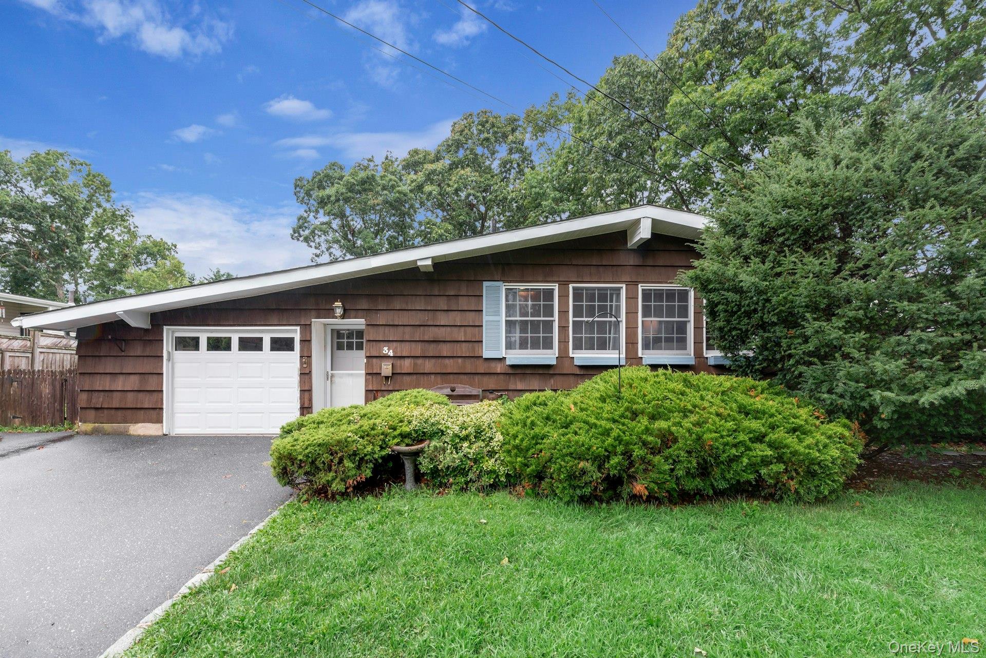 2nd image of 34 Crestwood Ln, Islip, NY 11779 | MLS# 1034658