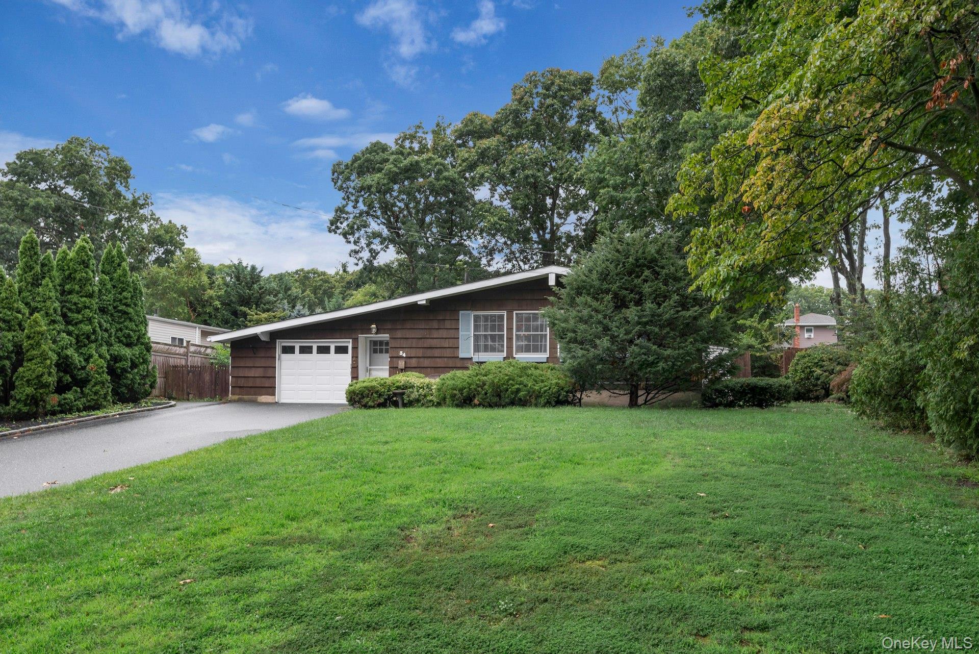 4th image of 34 Crestwood Ln, Islip, NY 11779 | MLS# 1034658