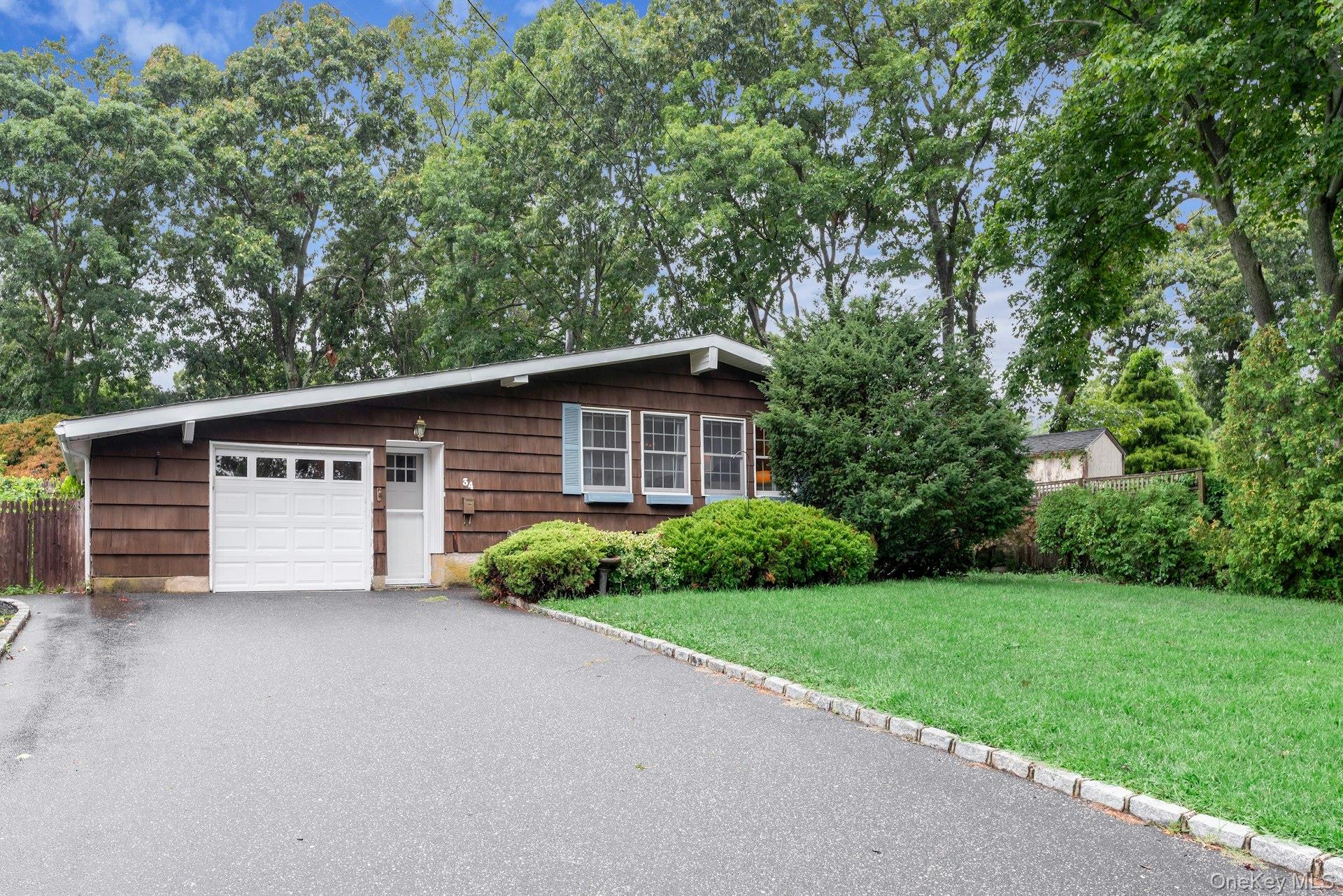 3rd image of 34 Crestwood Ln, Islip, NY 11779 | MLS# 1034658