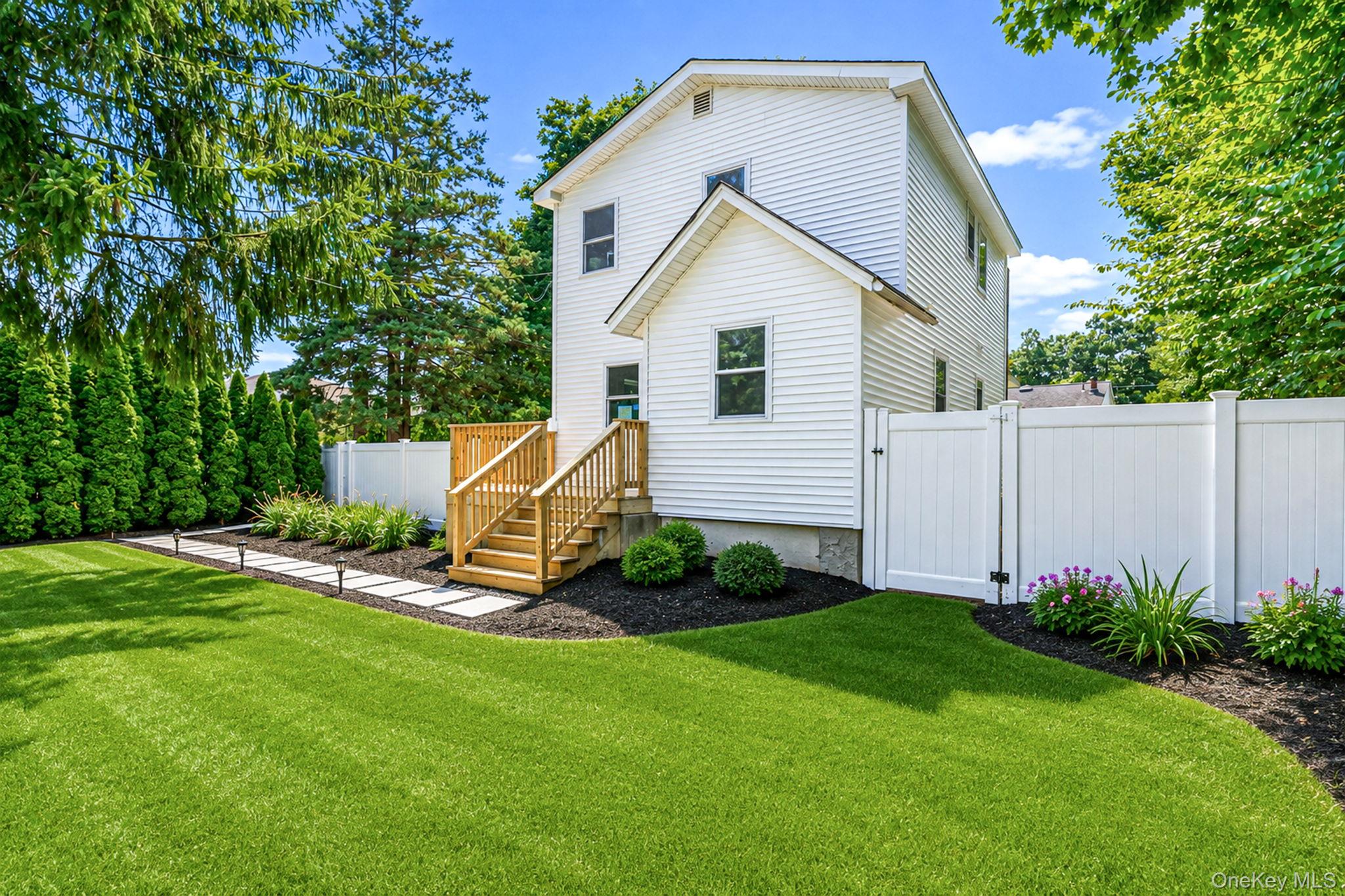 4th image of 13 Graham Pl, Smithtown, NY 11767 | MLS# 1034746